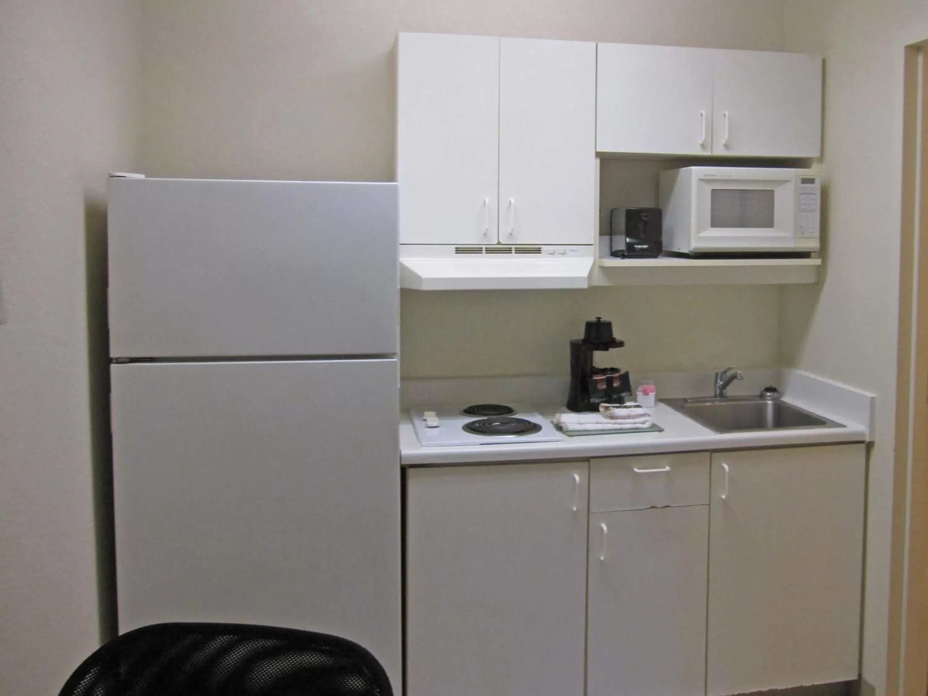 Kitchen or kitchenette, Kitchen/Kitchenette in Extended Stay America Suites - Virginia Beach - Independence Blvd