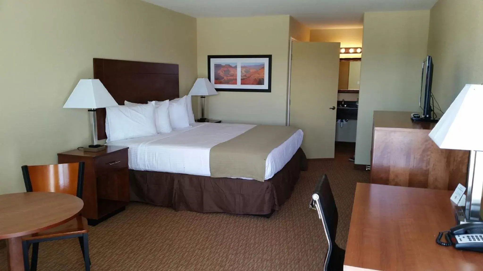 Photo of the whole room, Bed in Southern Inn & Suites Lamesa