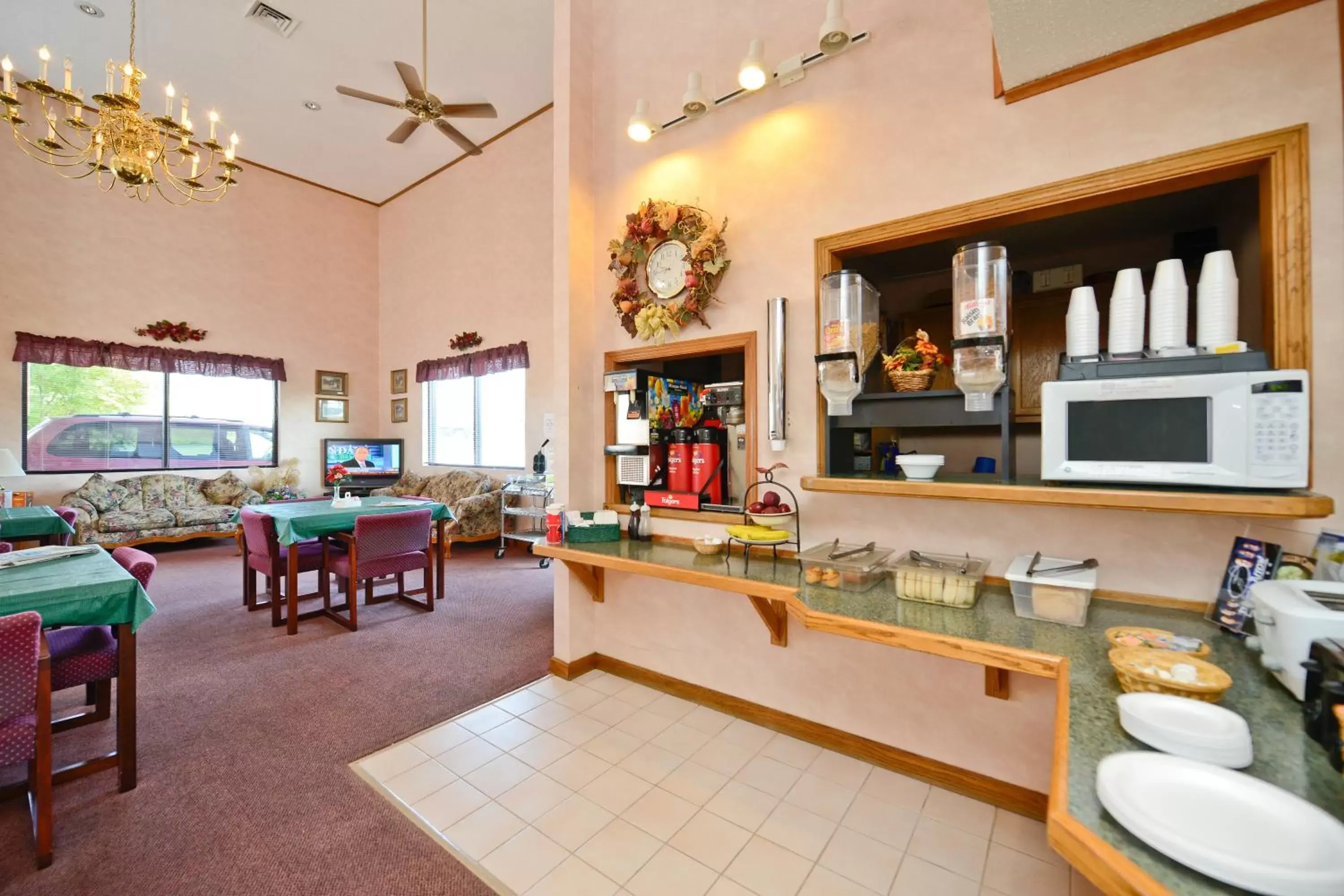 Lobby or reception, Restaurant/Places to Eat in Days Inn by Wyndham Ozark Springfield