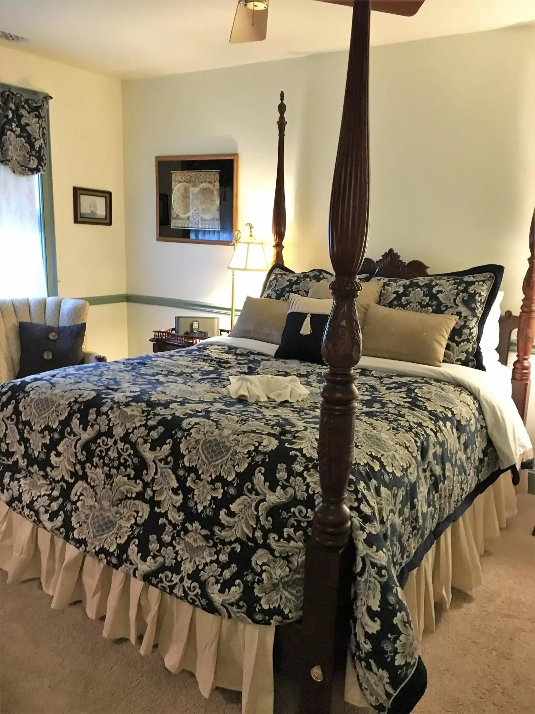 Queen Room in Parsonage Inn Bed and Breakfast Queen Room in Parsonage Inn Bed and Breakfast