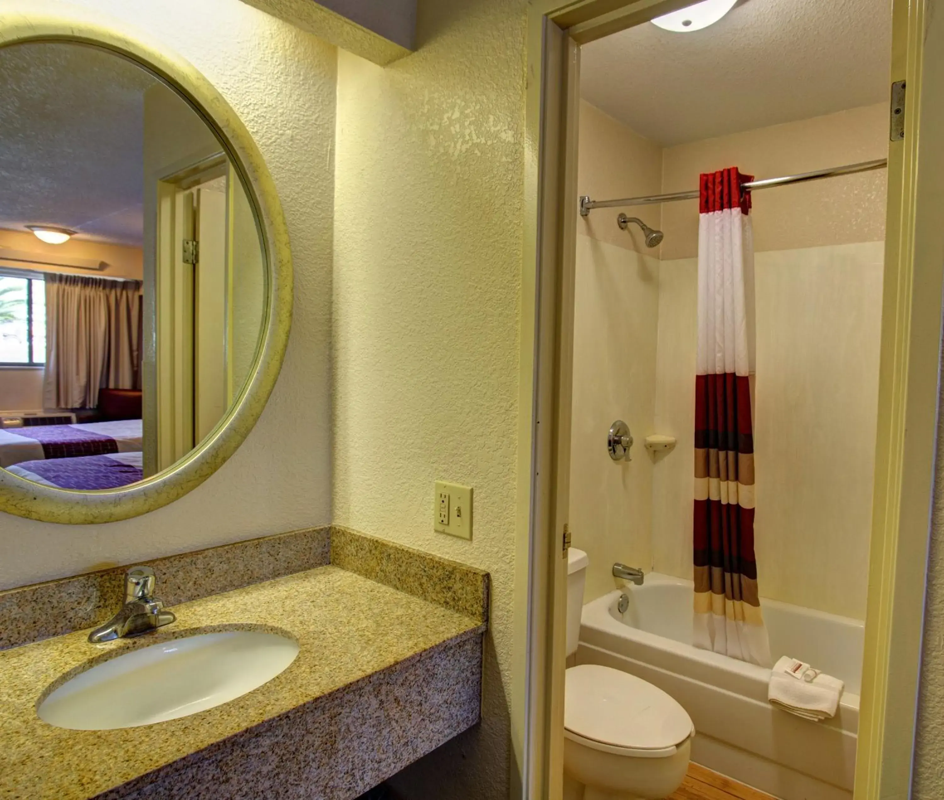 Bathroom in Red Roof Inn Tucson South - Airport