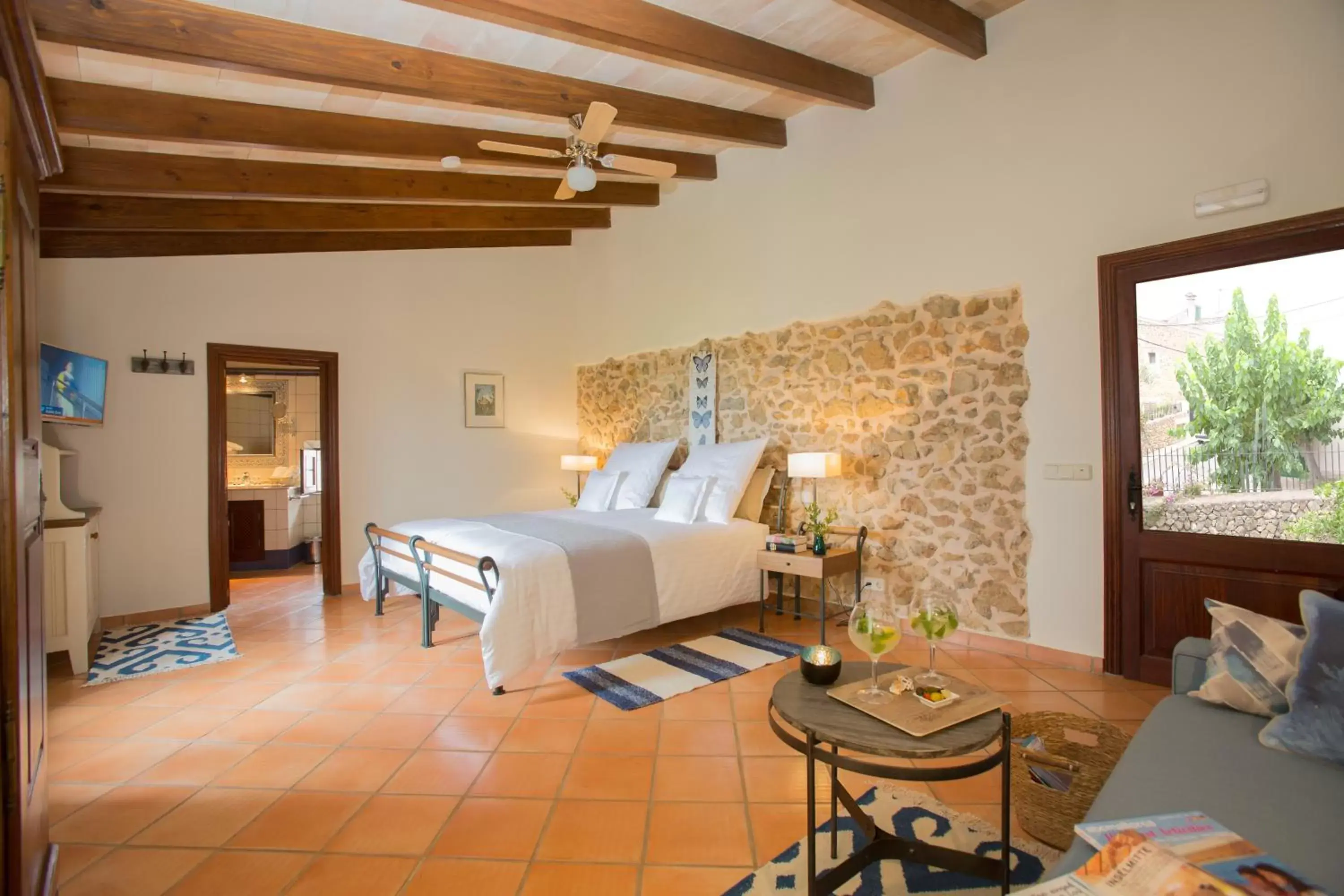 Photo of the whole room, Bed in Casa Font i Roig