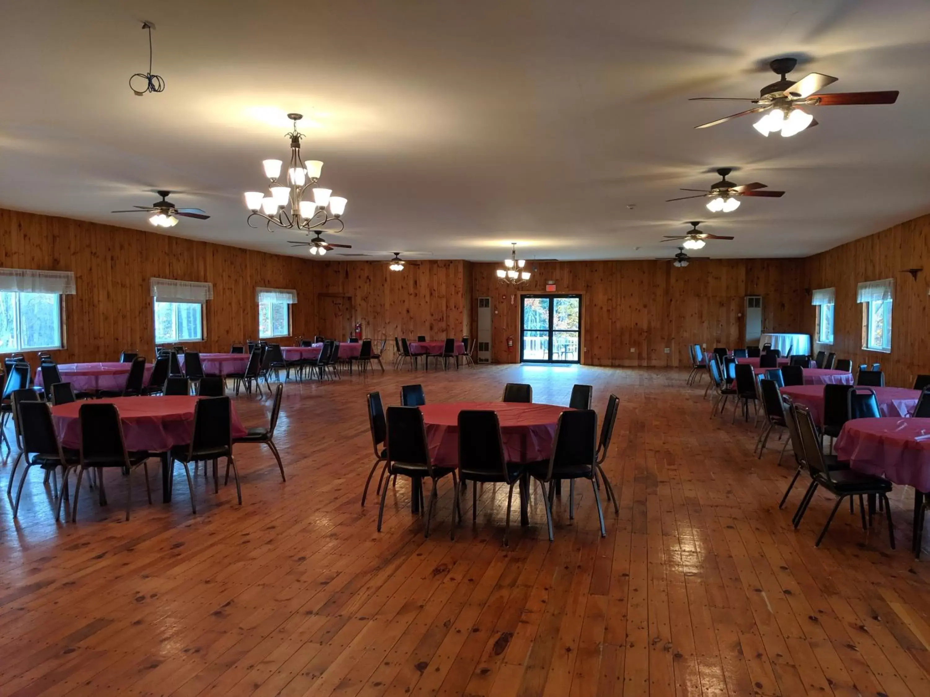 Nightclub / DJ, Restaurant/Places to Eat in Lake Shore Farm Inn