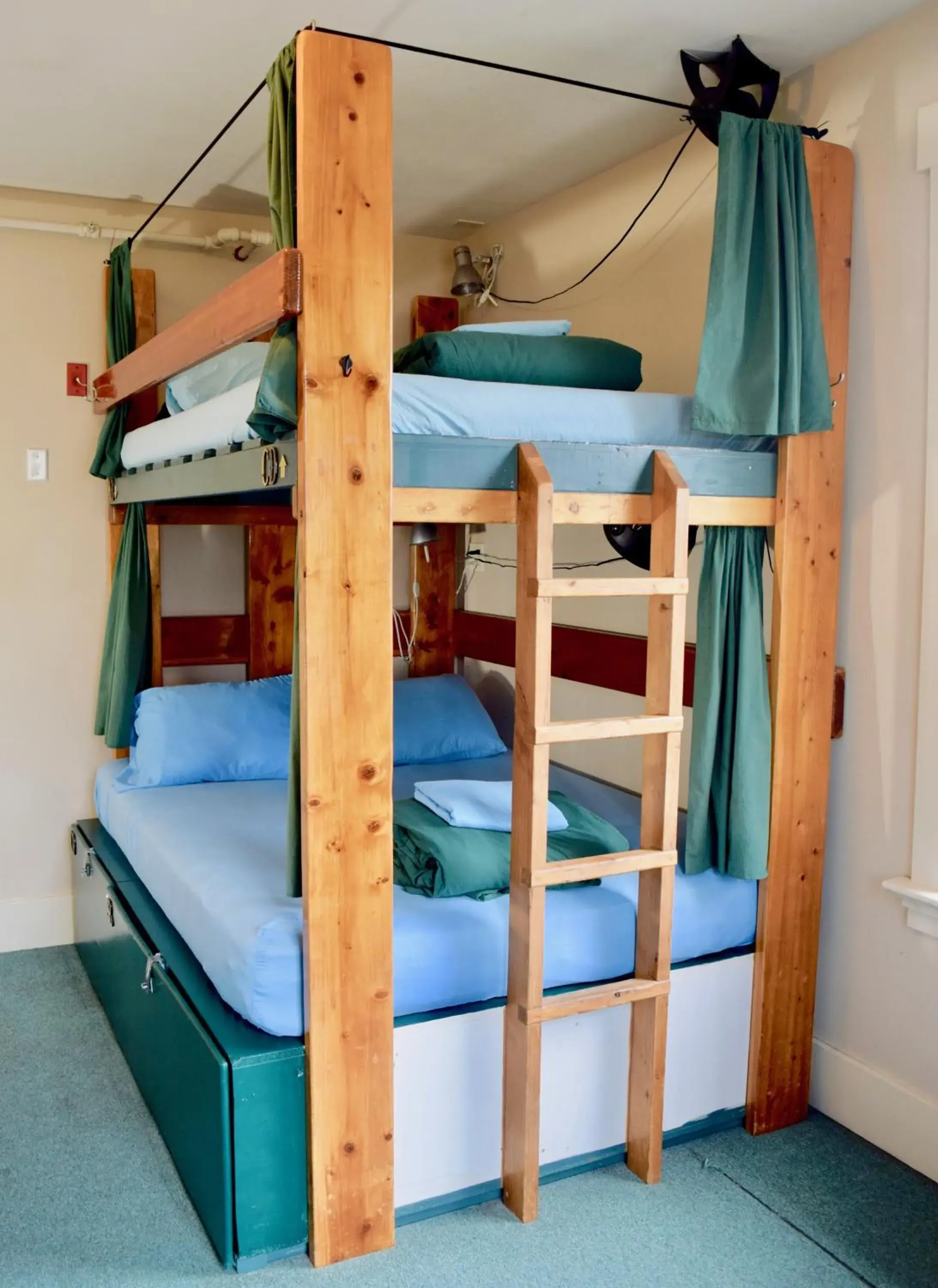 Photo of the whole room, Bunk Bed in Green Tortoise Hostel Seattle