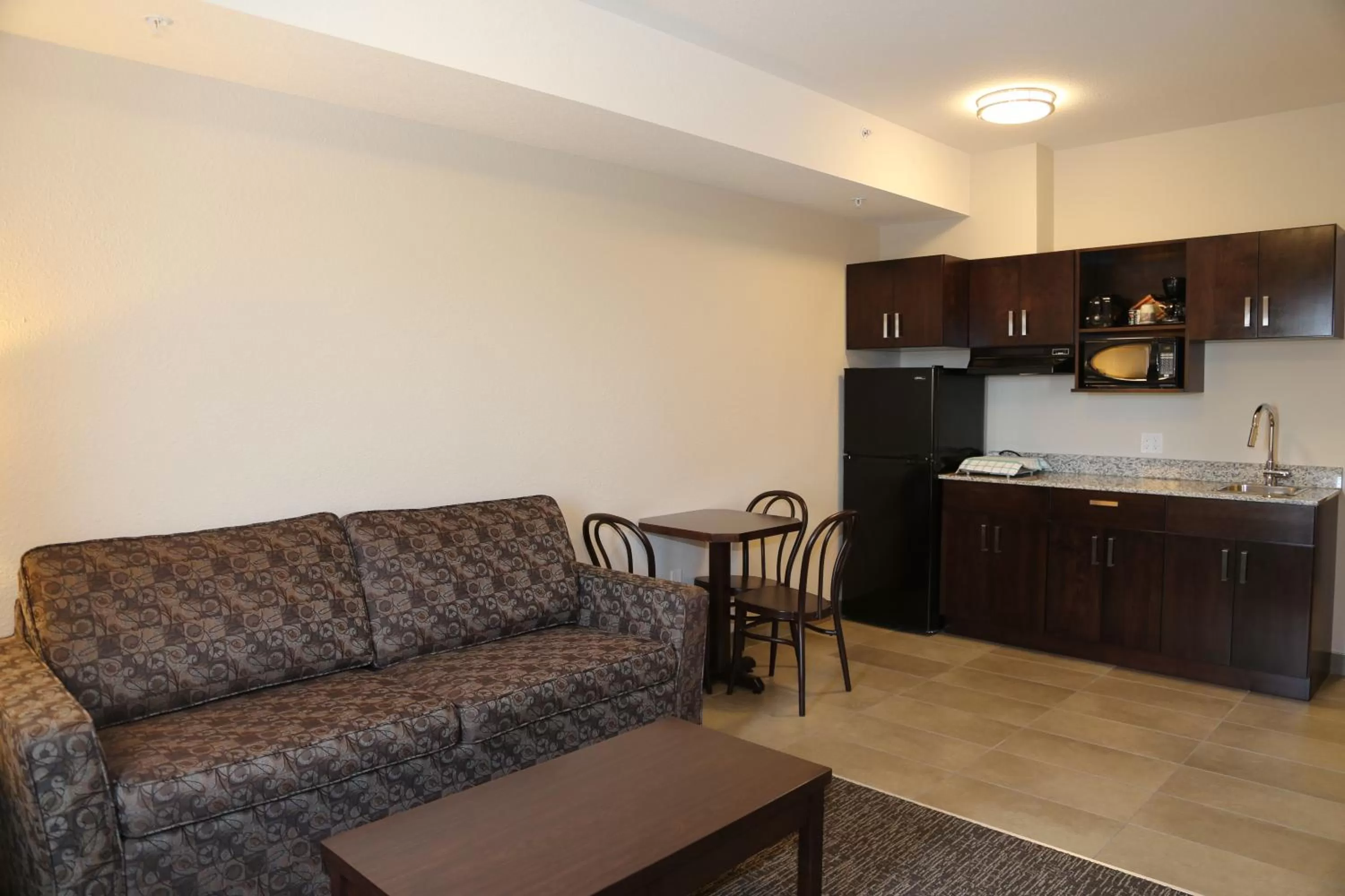 Kitchen/Kitchenette in Prairie Moon Inn & Suites Macklin