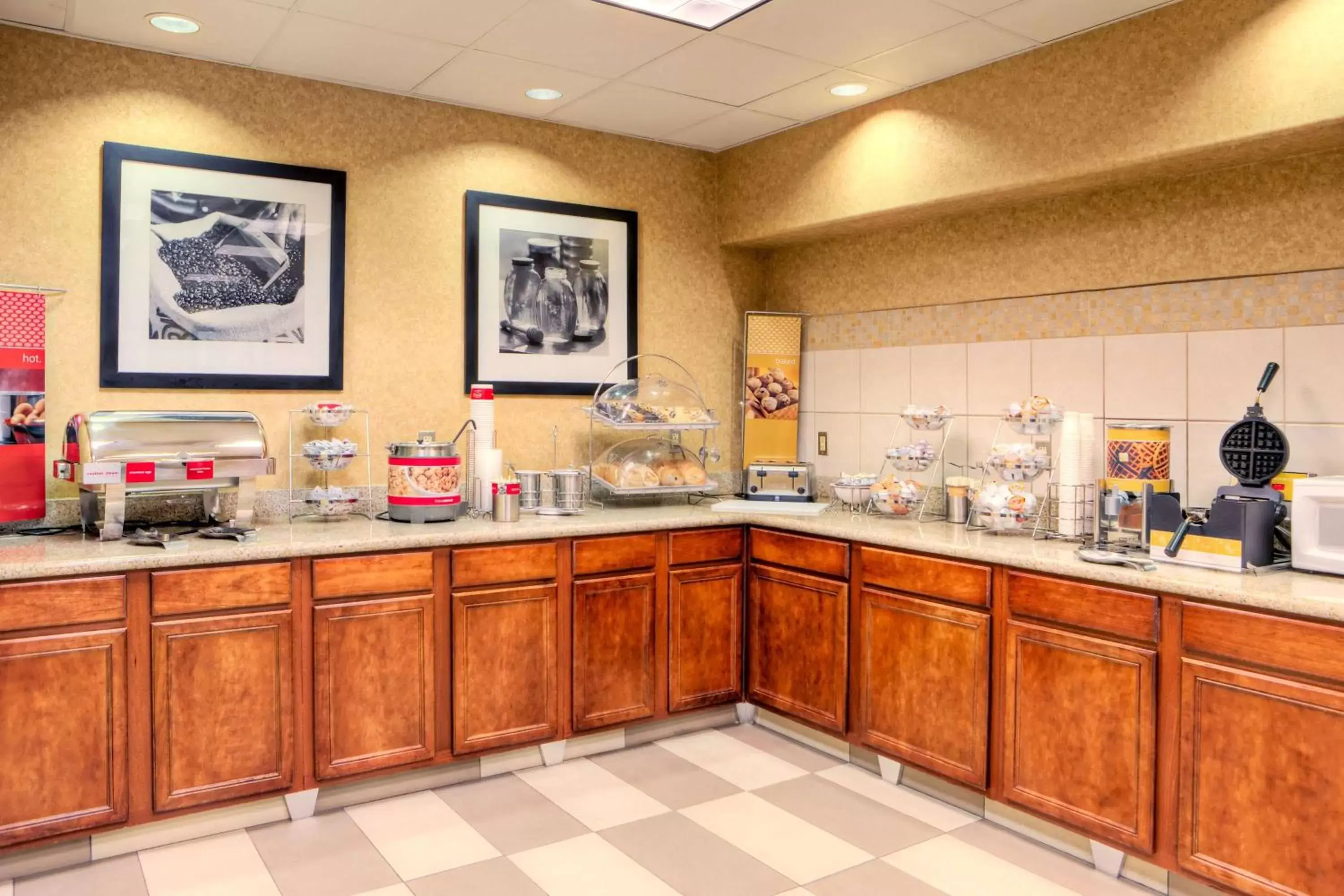 Breakfast, Restaurant/Places to Eat in Hampton Inn & Suites Palmdale