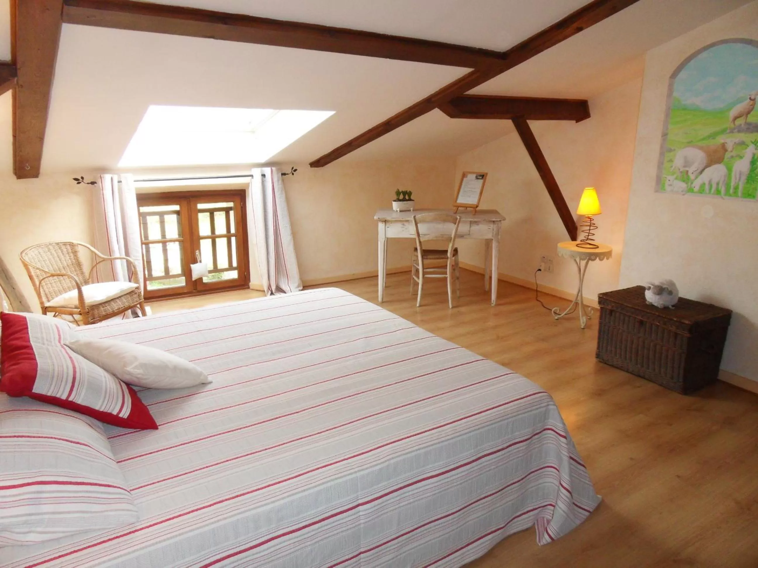 Photo of the whole room, Bed in L'Estapade des Tourelons