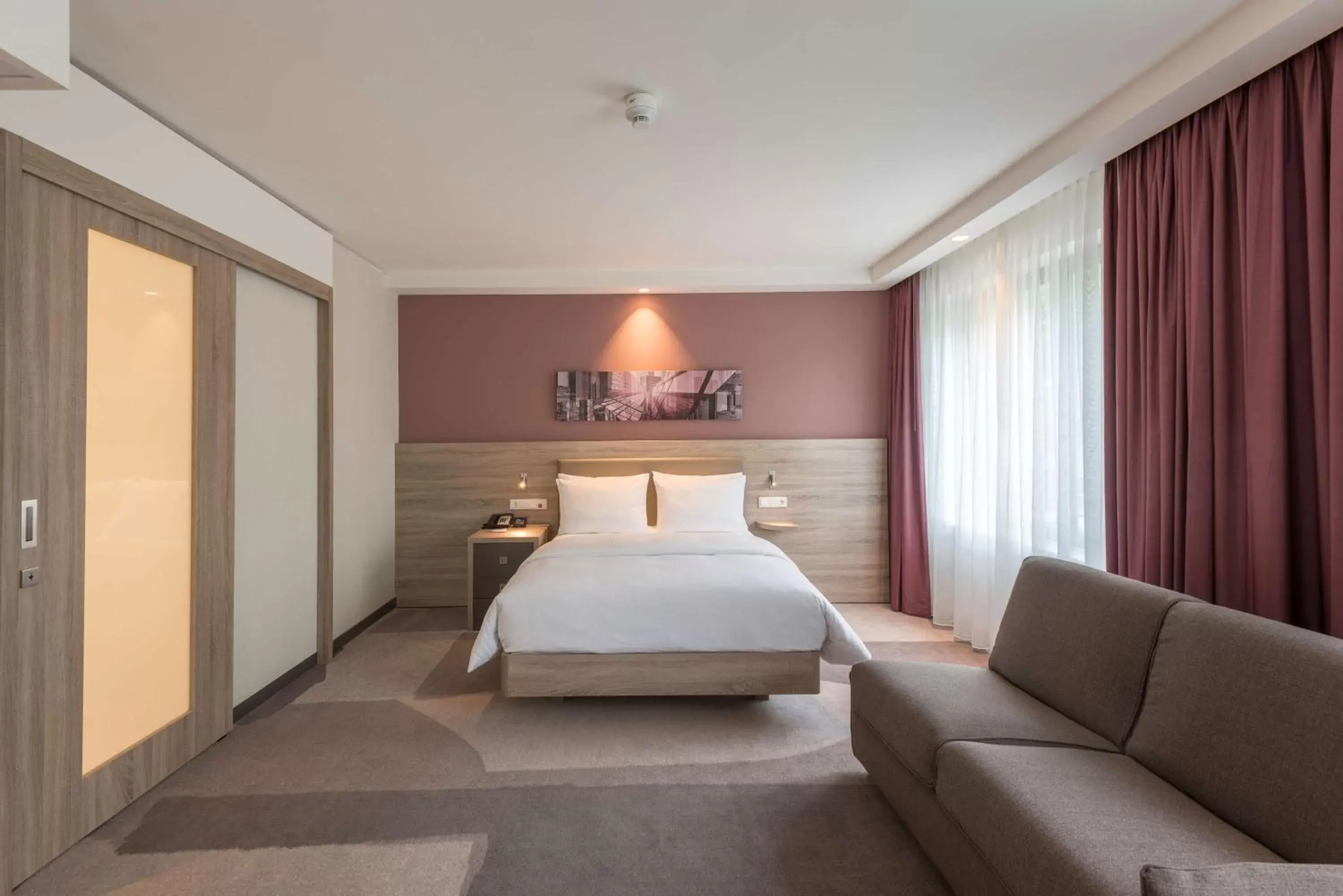 Living room, Bed in Hampton By Hilton Frankfurt City Centre East