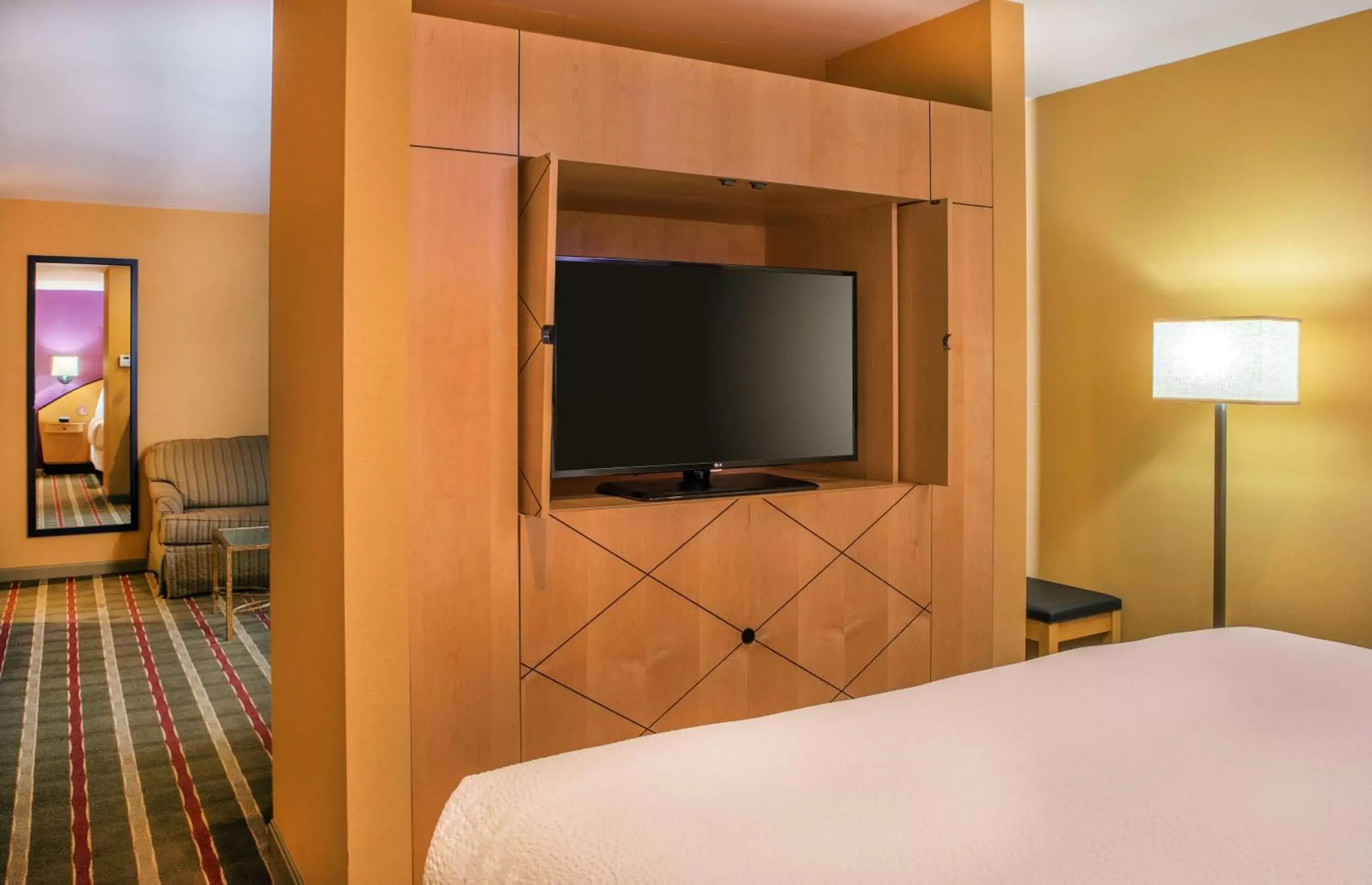 Bedroom, TV/Entertainment Center in Pier 5 Hotel Baltimore, Curio Collection by Hilton