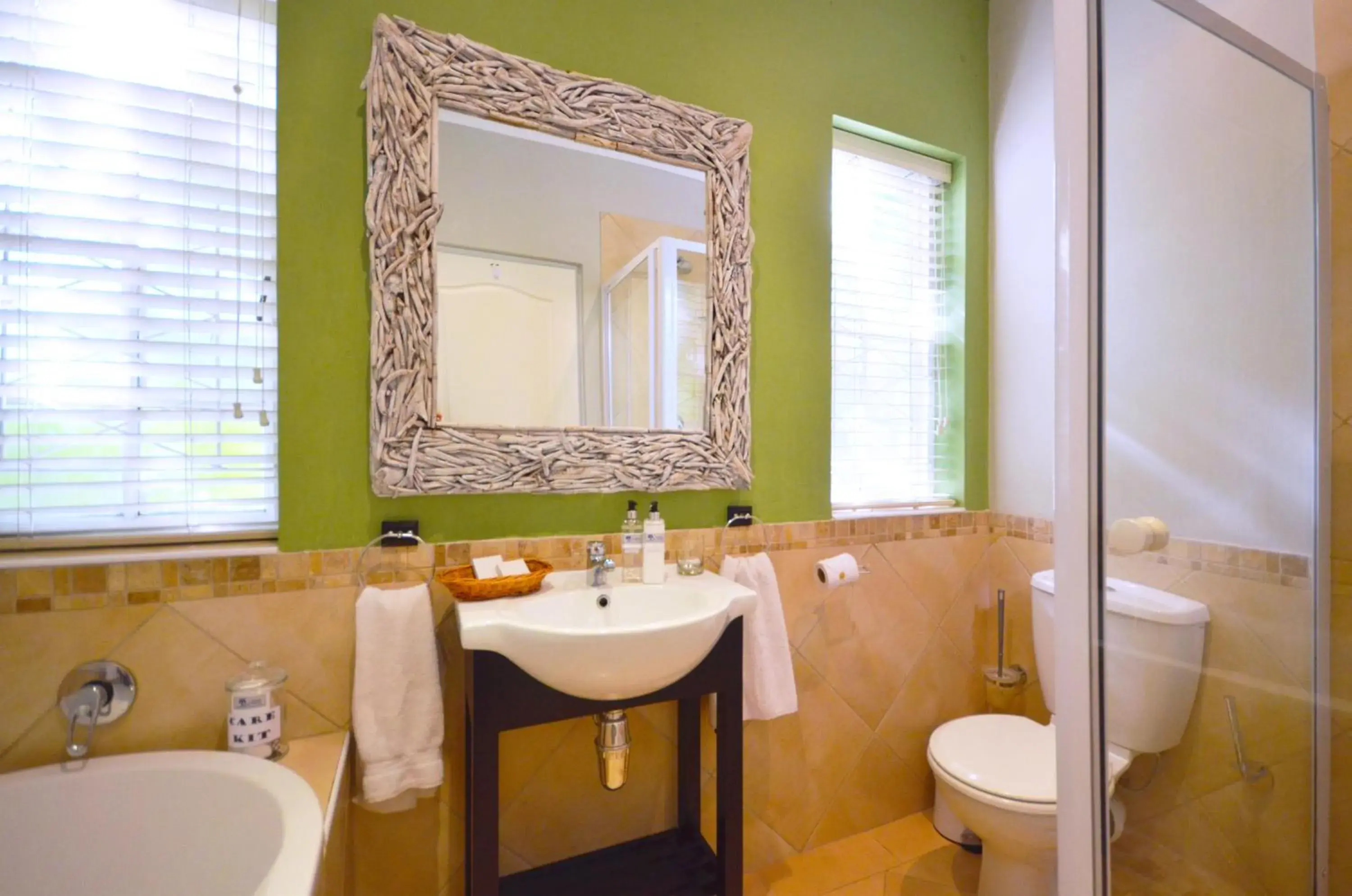 Bathroom in Lodge on Main Guest House and Conference Centre