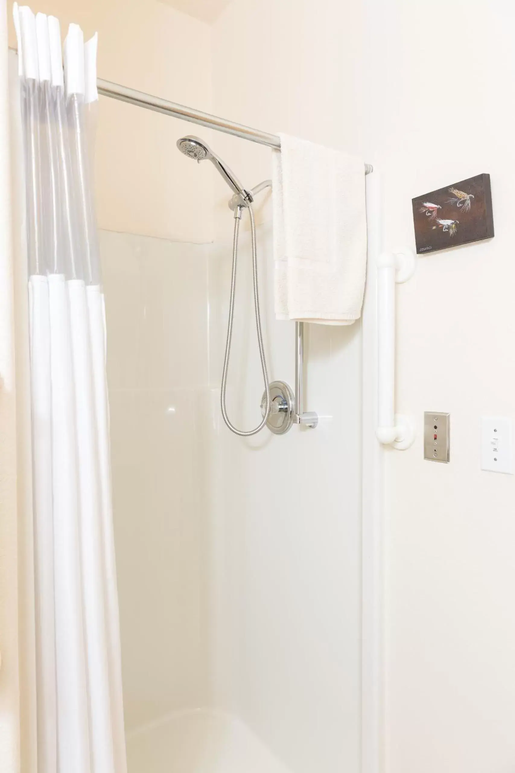 Shower, Bathroom in Hotel Cathlamet