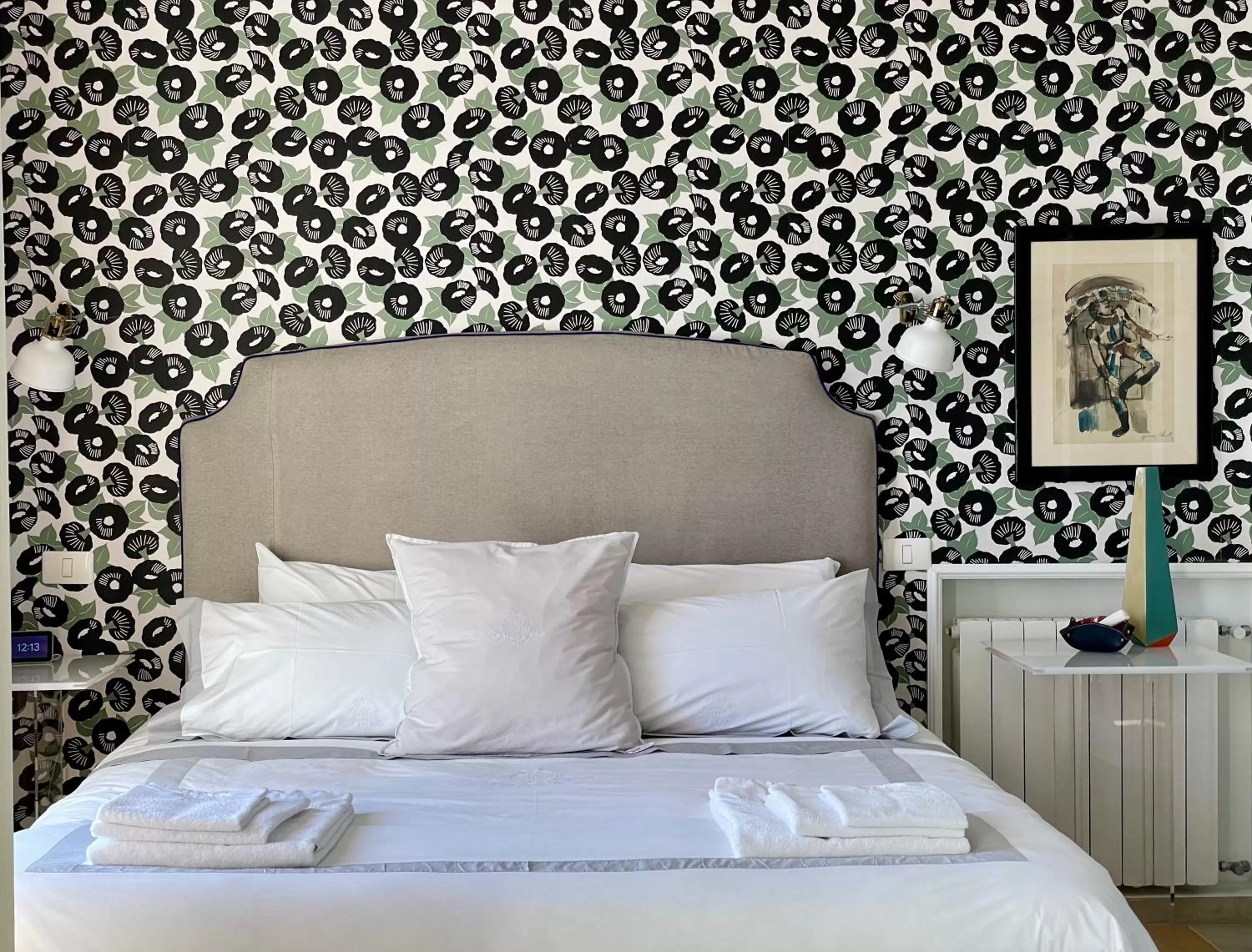 Bedroom, Bed in Les Lilas