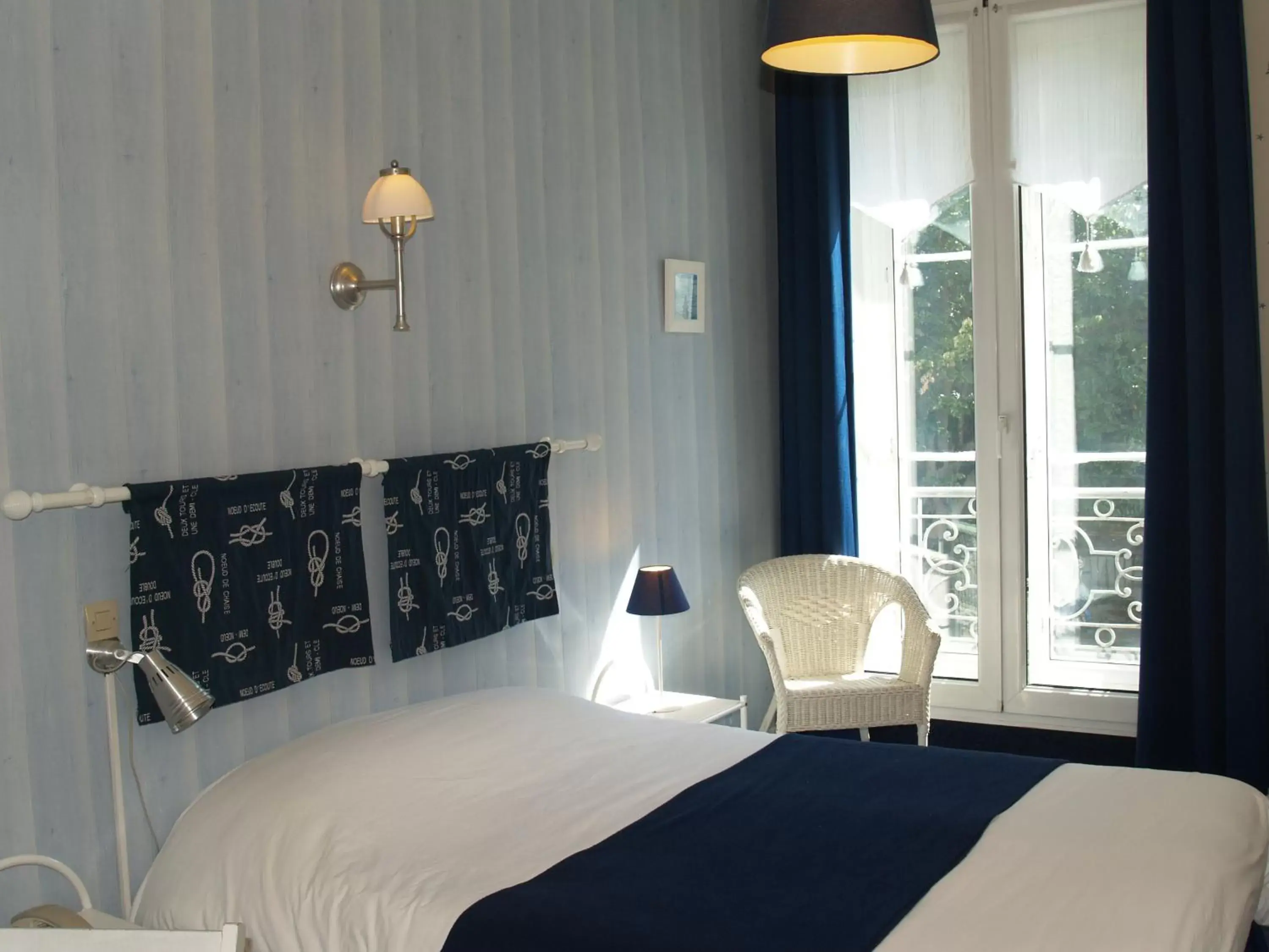 Photo of the whole room, Bed in Hôtel Central