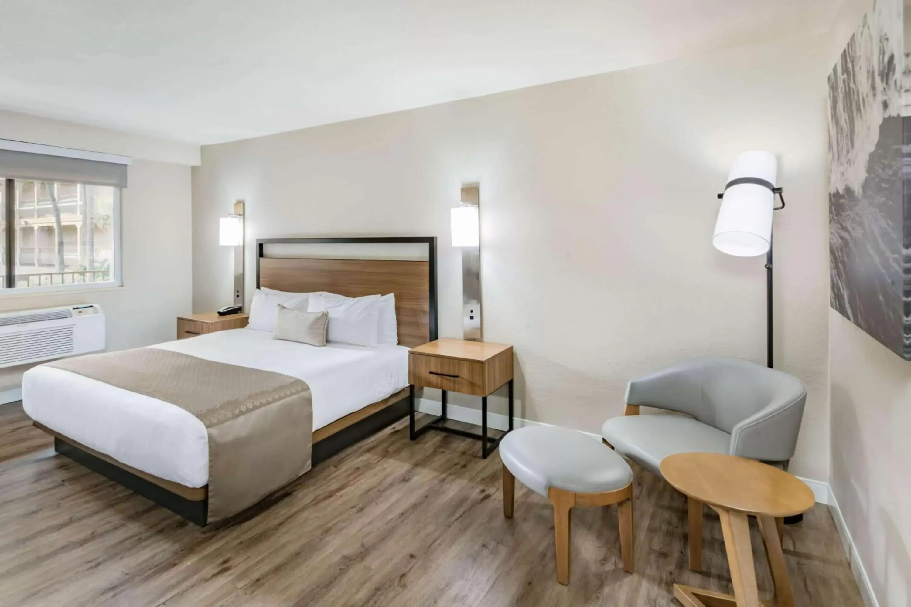 Photo of the whole room, Bed in Wyndham Garden San Diego