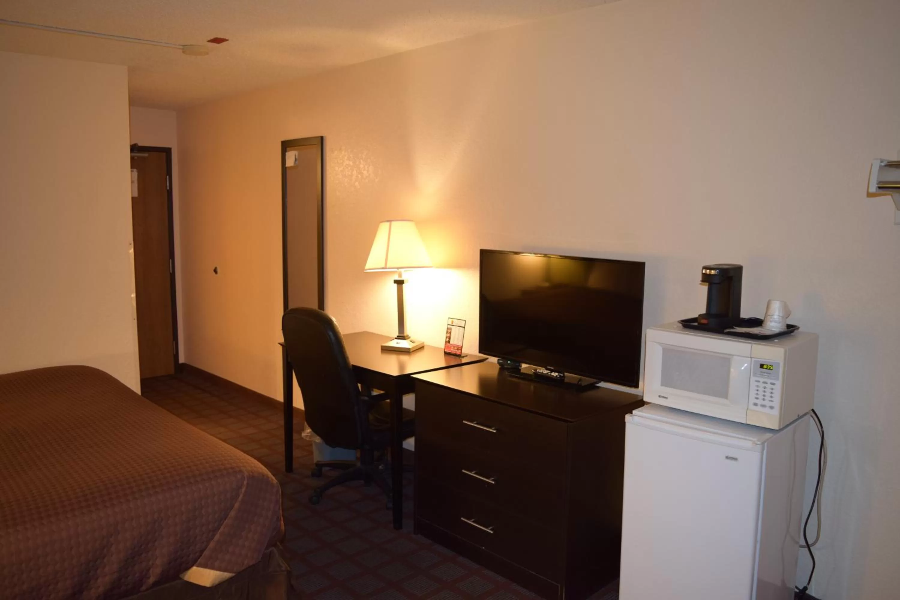 TV and multimedia, Bed in Super 8 by Wyndham Saginaw