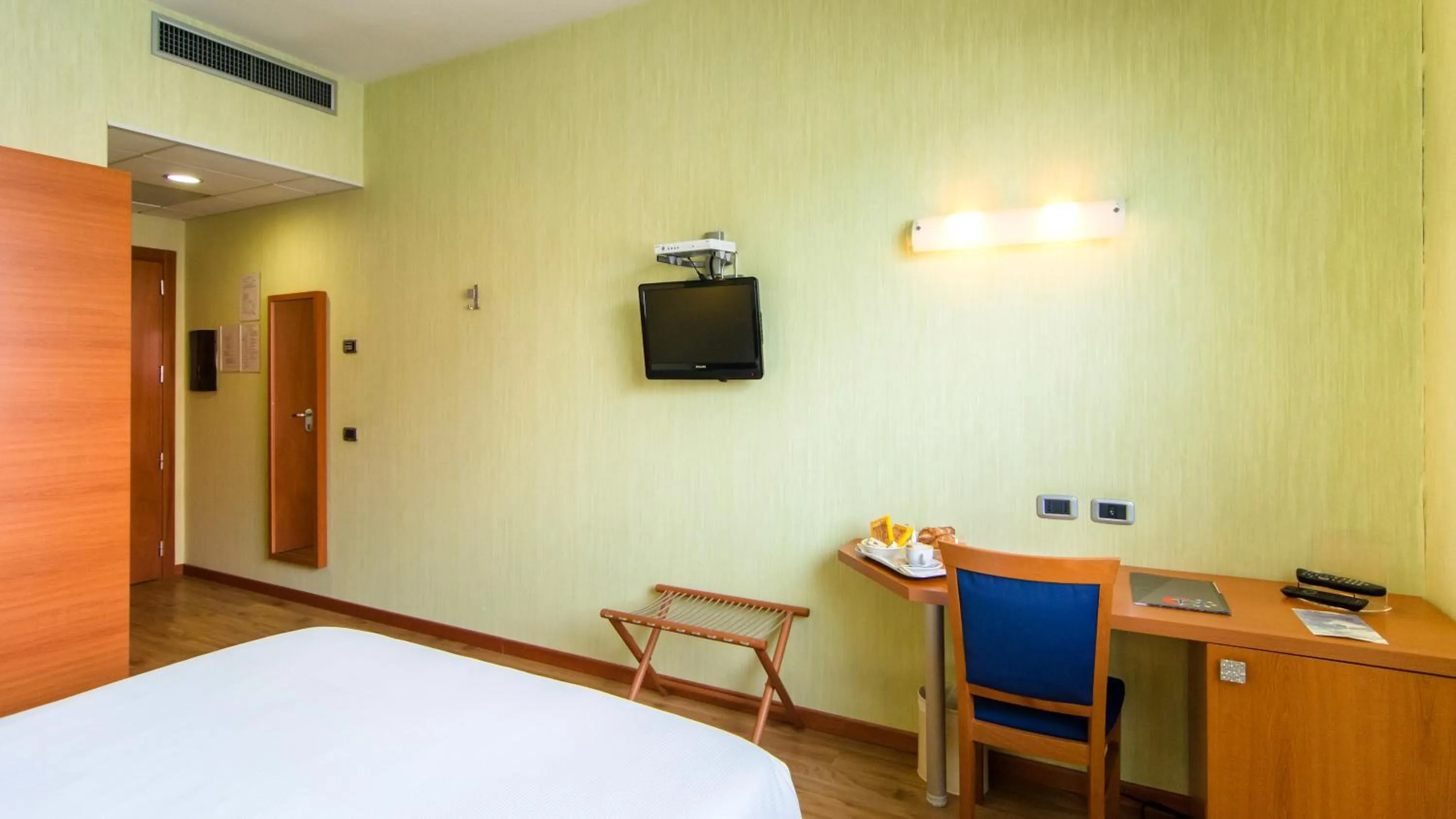 Bedroom, Bed in Hotel Concorde