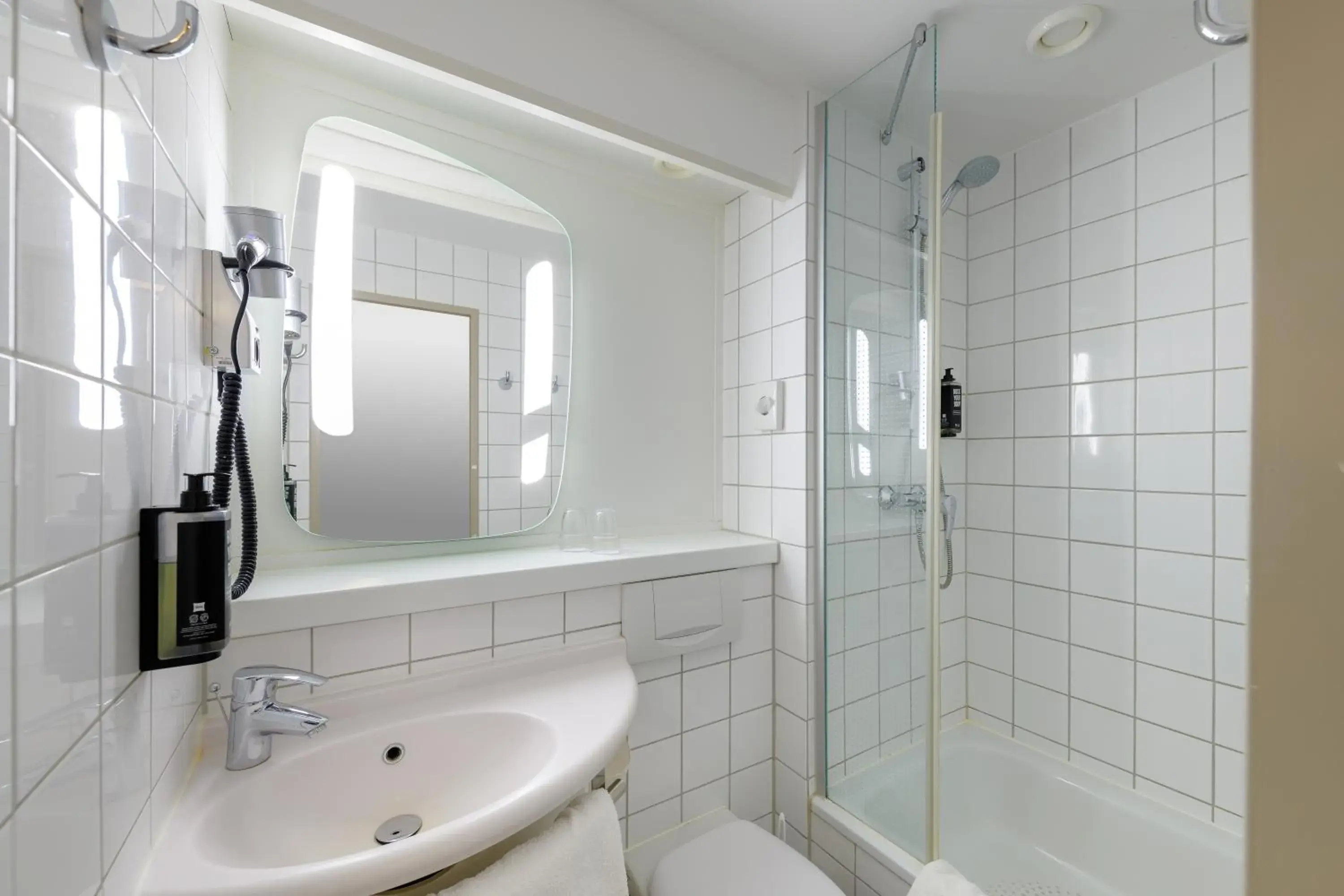 Shower, Bathroom in Ibis Koeln Am Dom