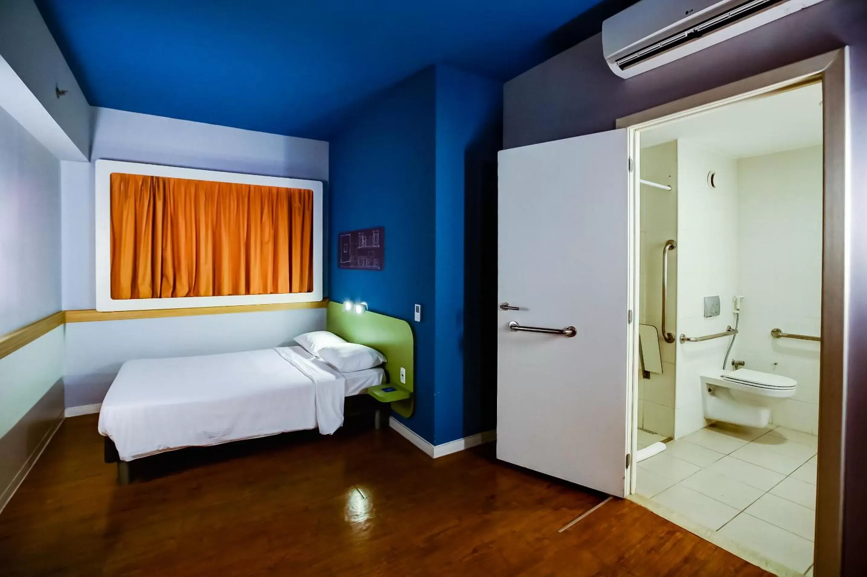 Bathroom, Bed in ibis budget Rio de Janeiro Nova America