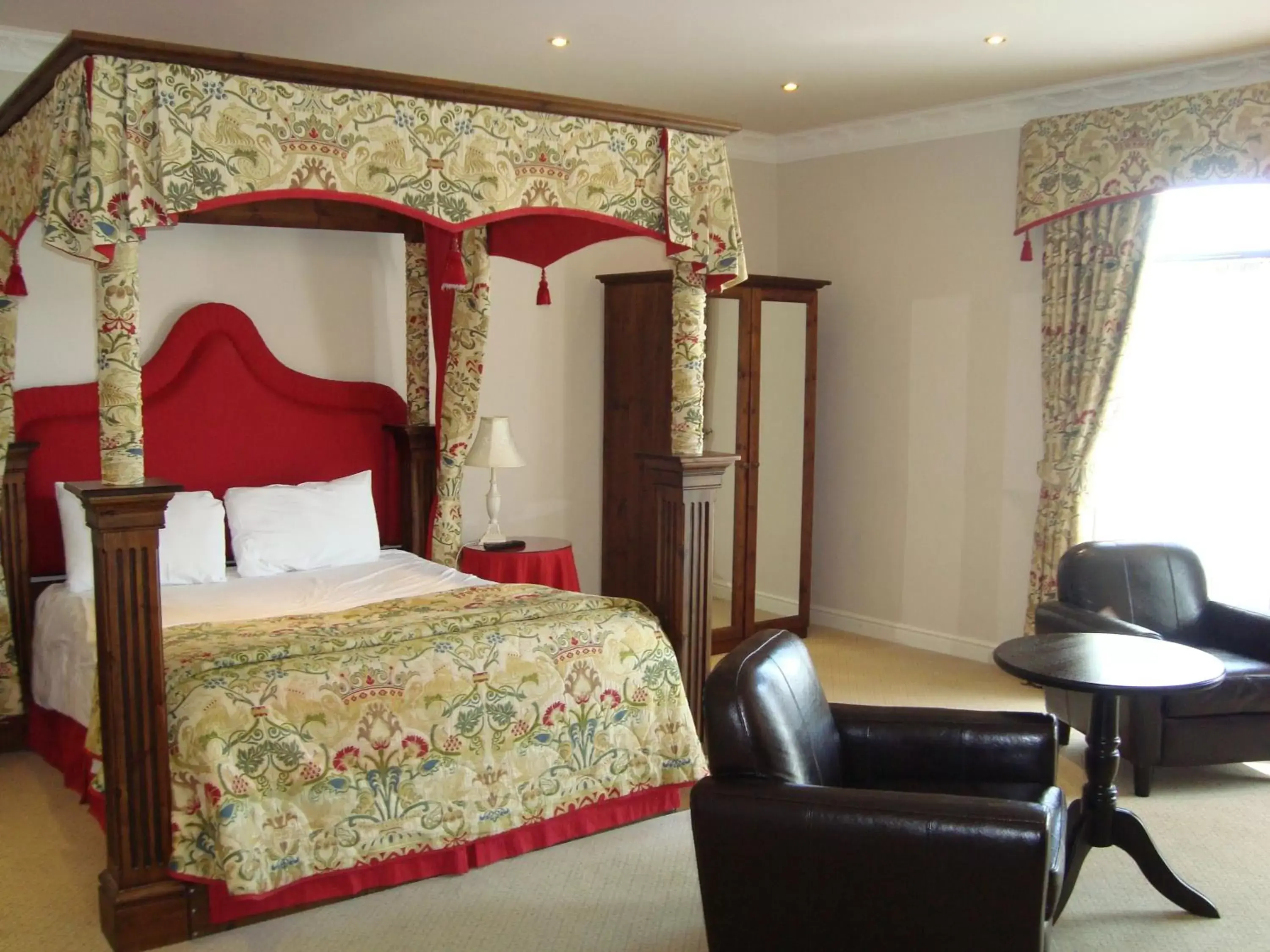 Bedroom, Bed in Waterton Park Hotel