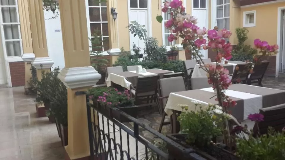 Restaurant/places to eat in Antikhan Hotel