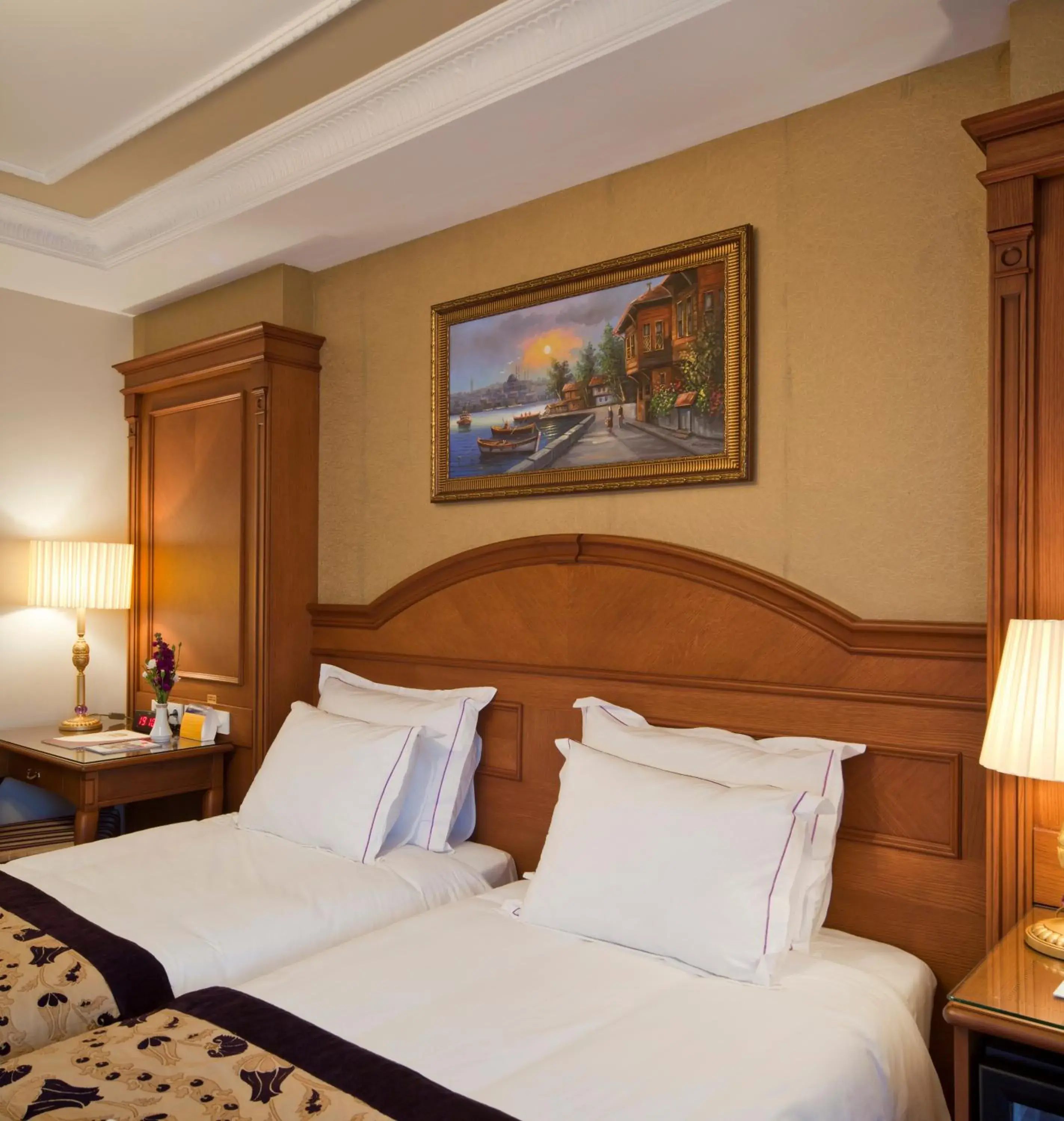 Bed in GLK PREMIER Acropol Suites & Spa