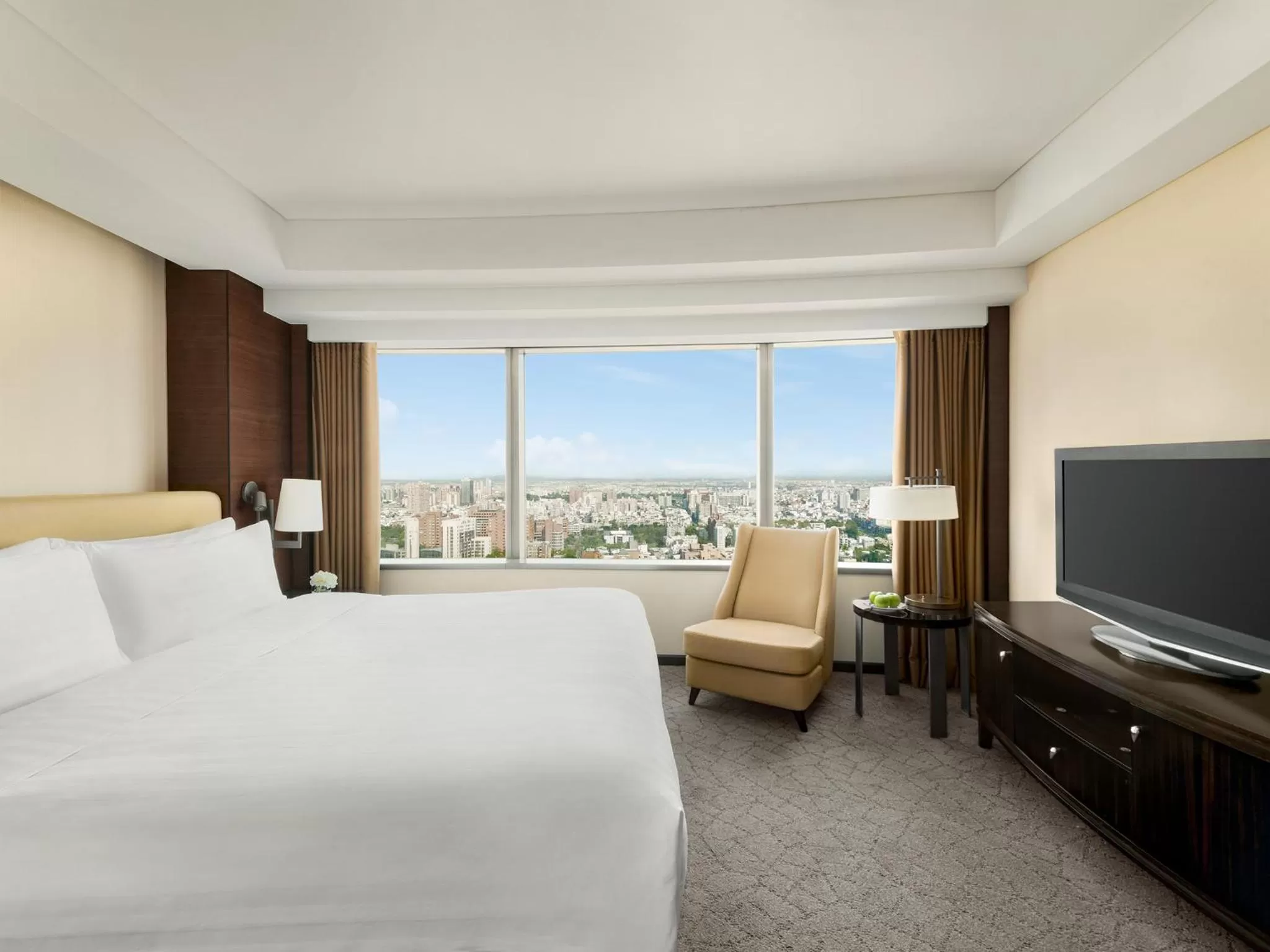 Photo of the whole room, Bed in Shangri-La Far Eastern Tainan