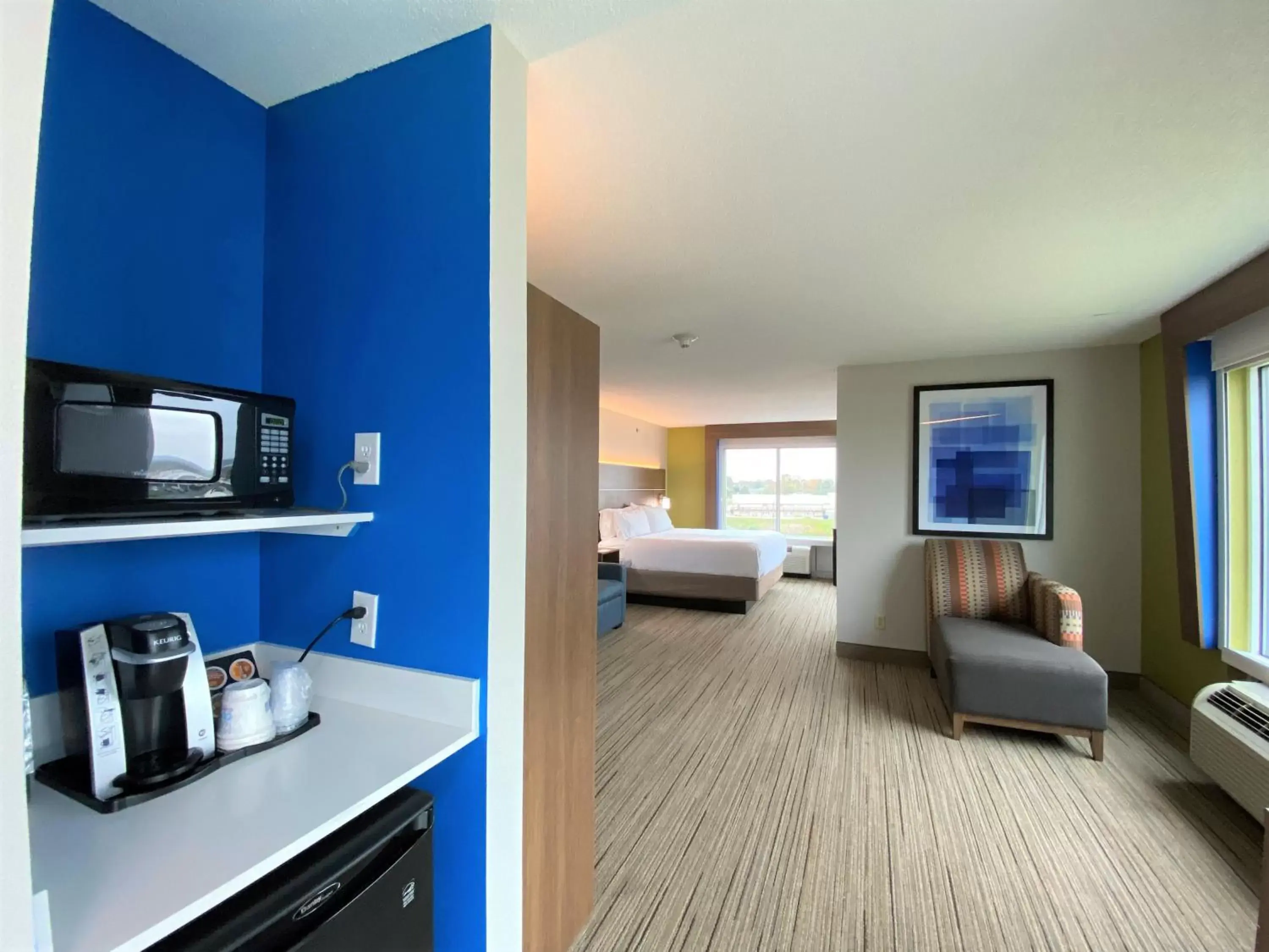 Photo of the whole room, Kitchen/Kitchenette in Holiday Inn Express Hotel & Suites Somerset Central, an IHG Hotel