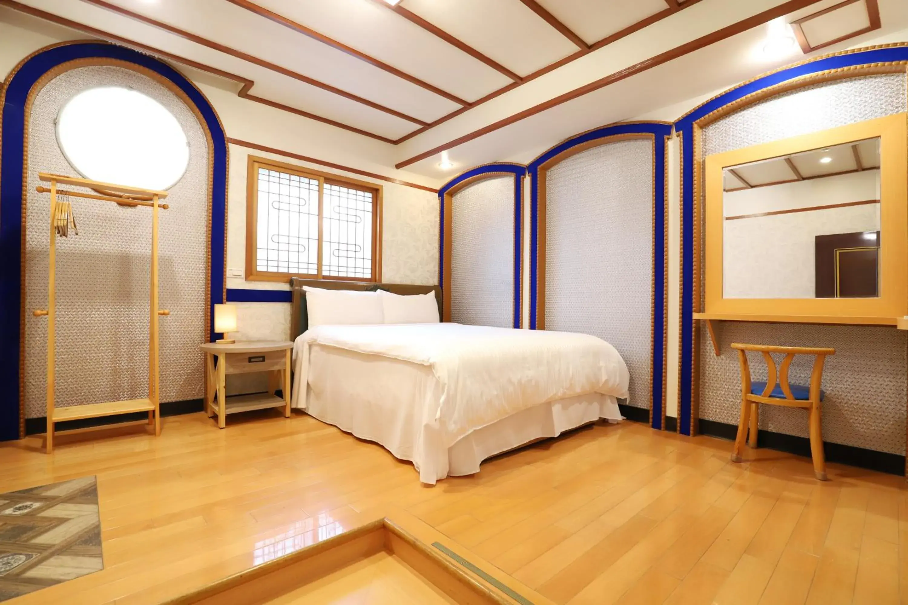 Photo of the whole room, Bed in Phoenix Pavilion Hot Spring Hotel