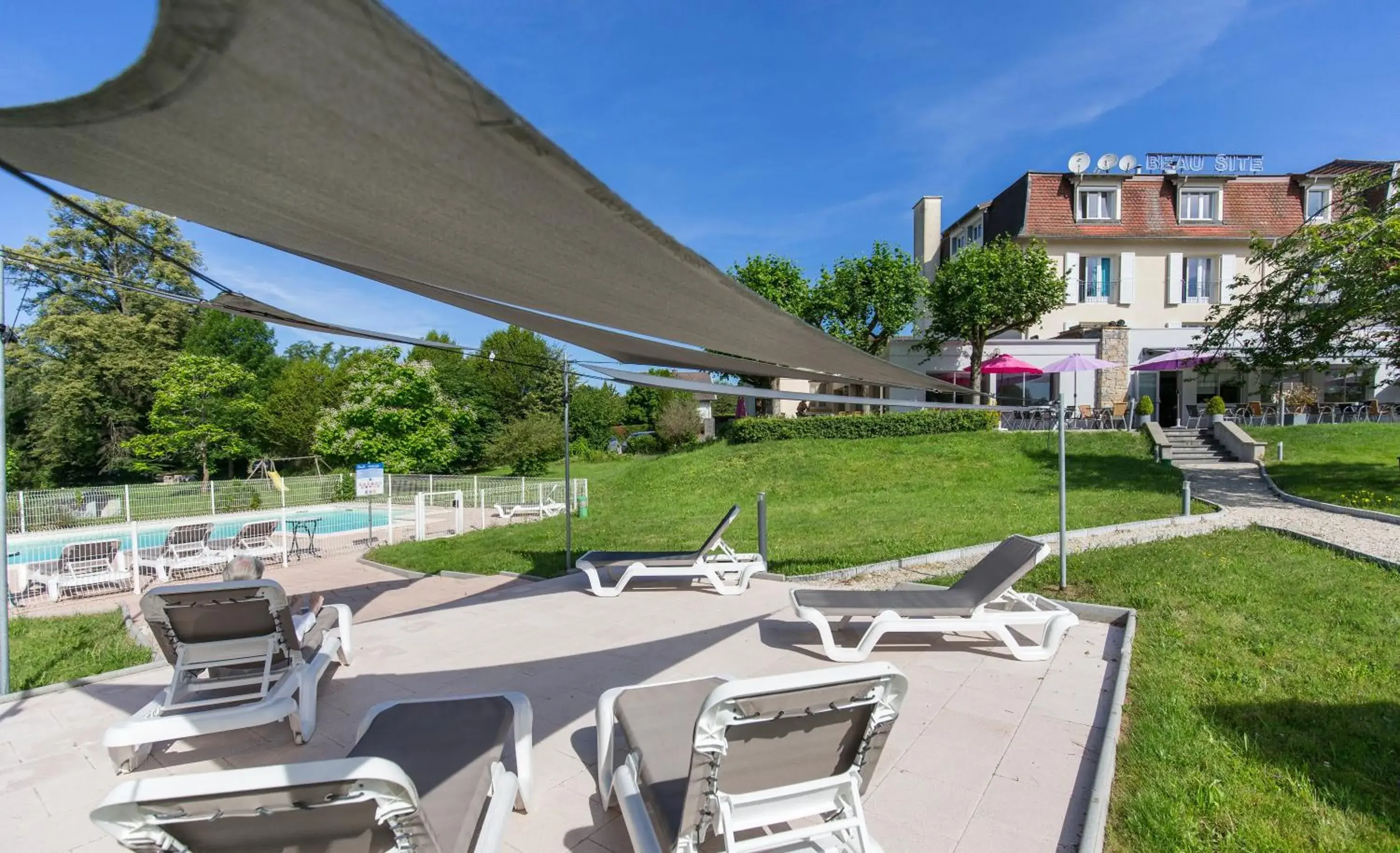 Patio in Logis Hotel Restaurant Spa Beau Site