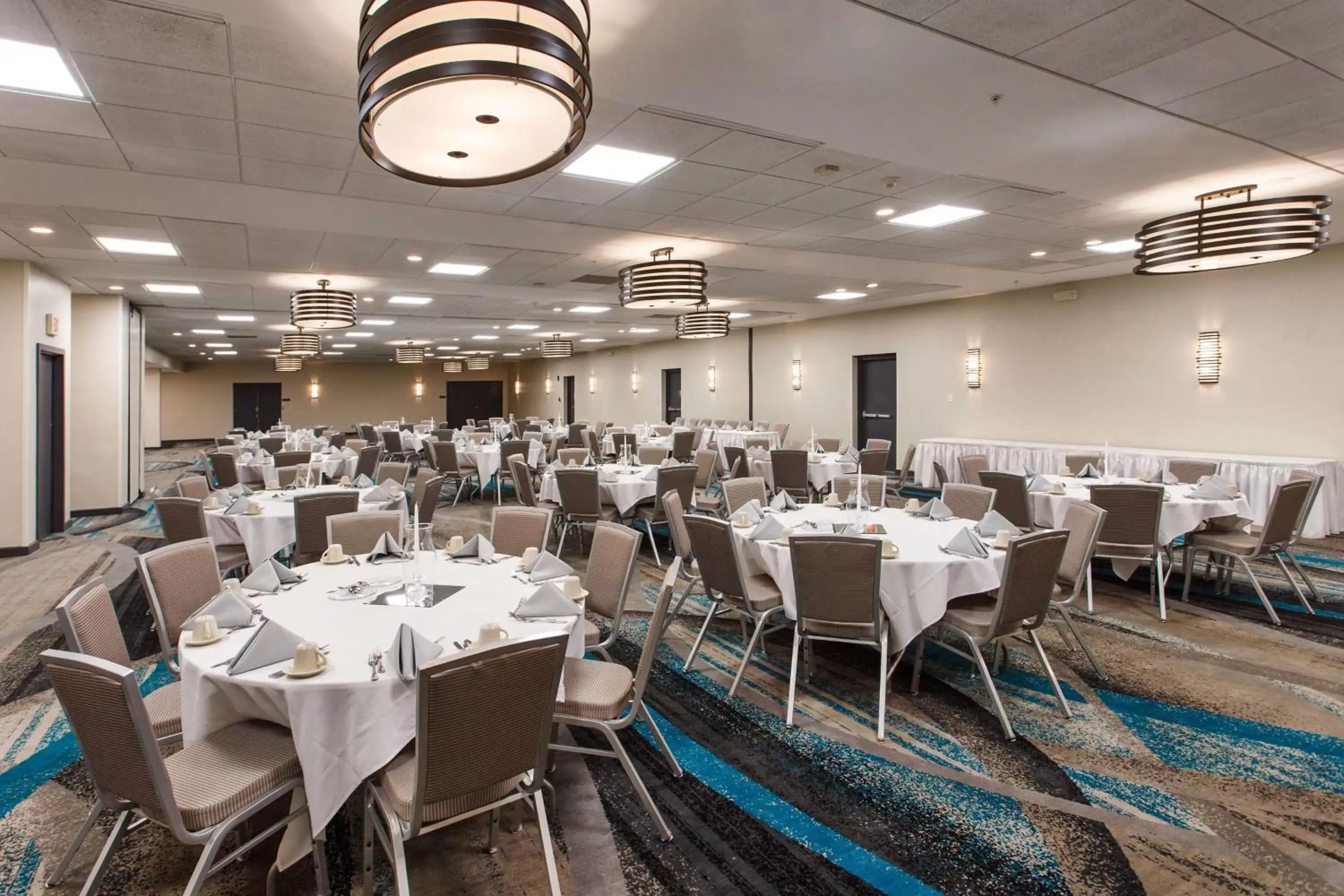 Meeting/conference room, Restaurant/Places to Eat in DoubleTree by Hilton Neenah
