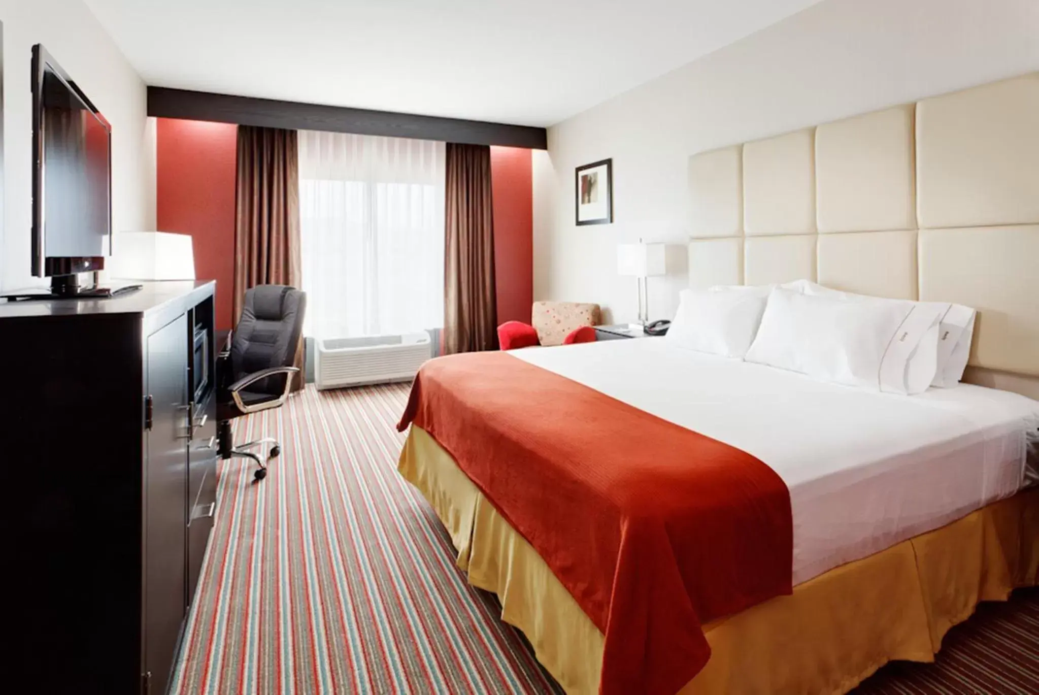 Bedroom, Bed in Holiday Inn Express & Suites Northeast, an IHG Hotel
