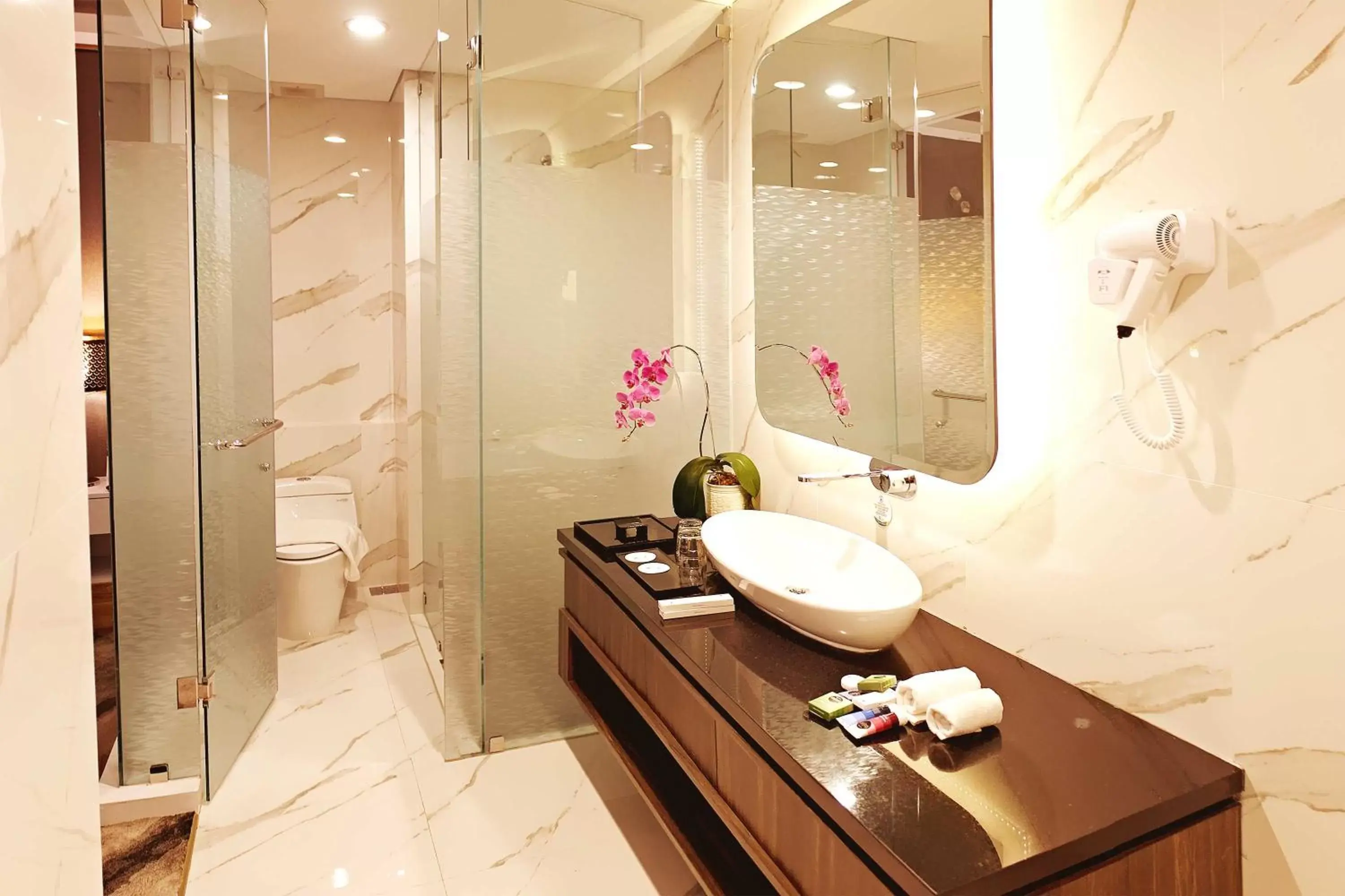 Shower, Bathroom in Vasaka Hotel Jakarta ex Teraskita Managed by Dafam