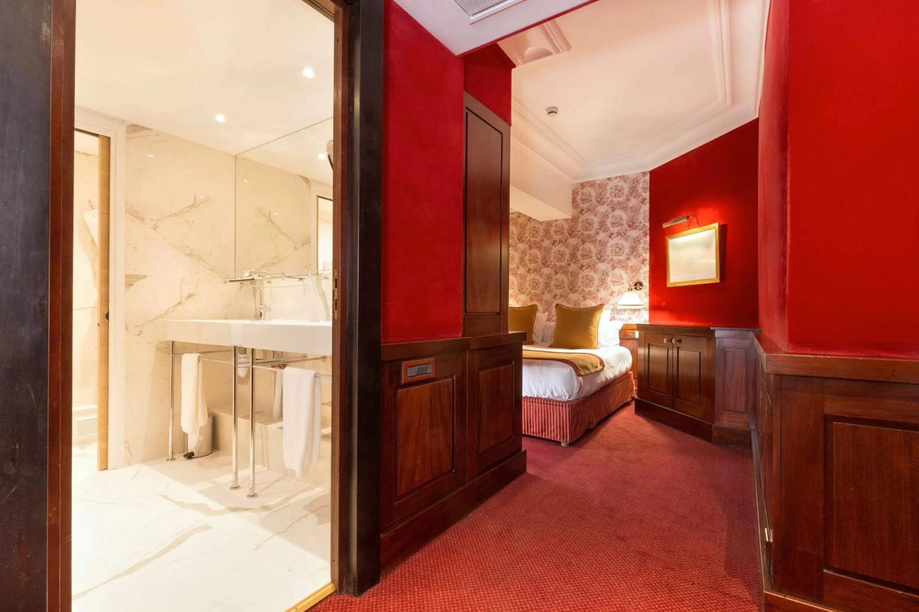 Photo of the whole room, Bed in Grand Hotel de l'Opera - BW Premier Collection