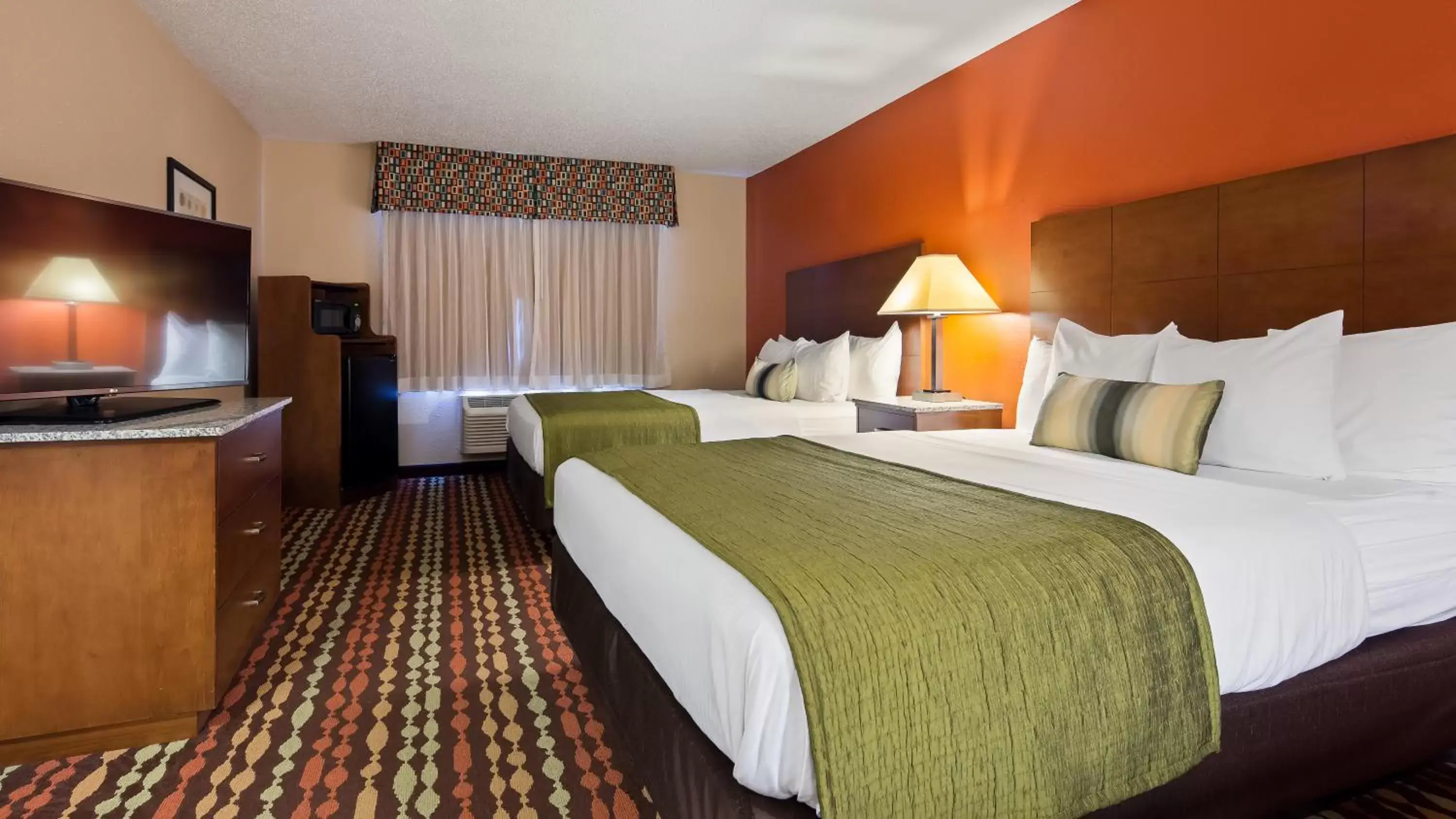 Bed in Best Western Ambassador Inn & Suites