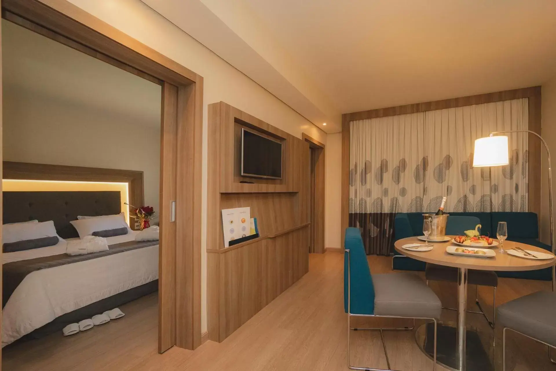 Bedroom, TV/Entertainment Center in Novotel Campo Grande