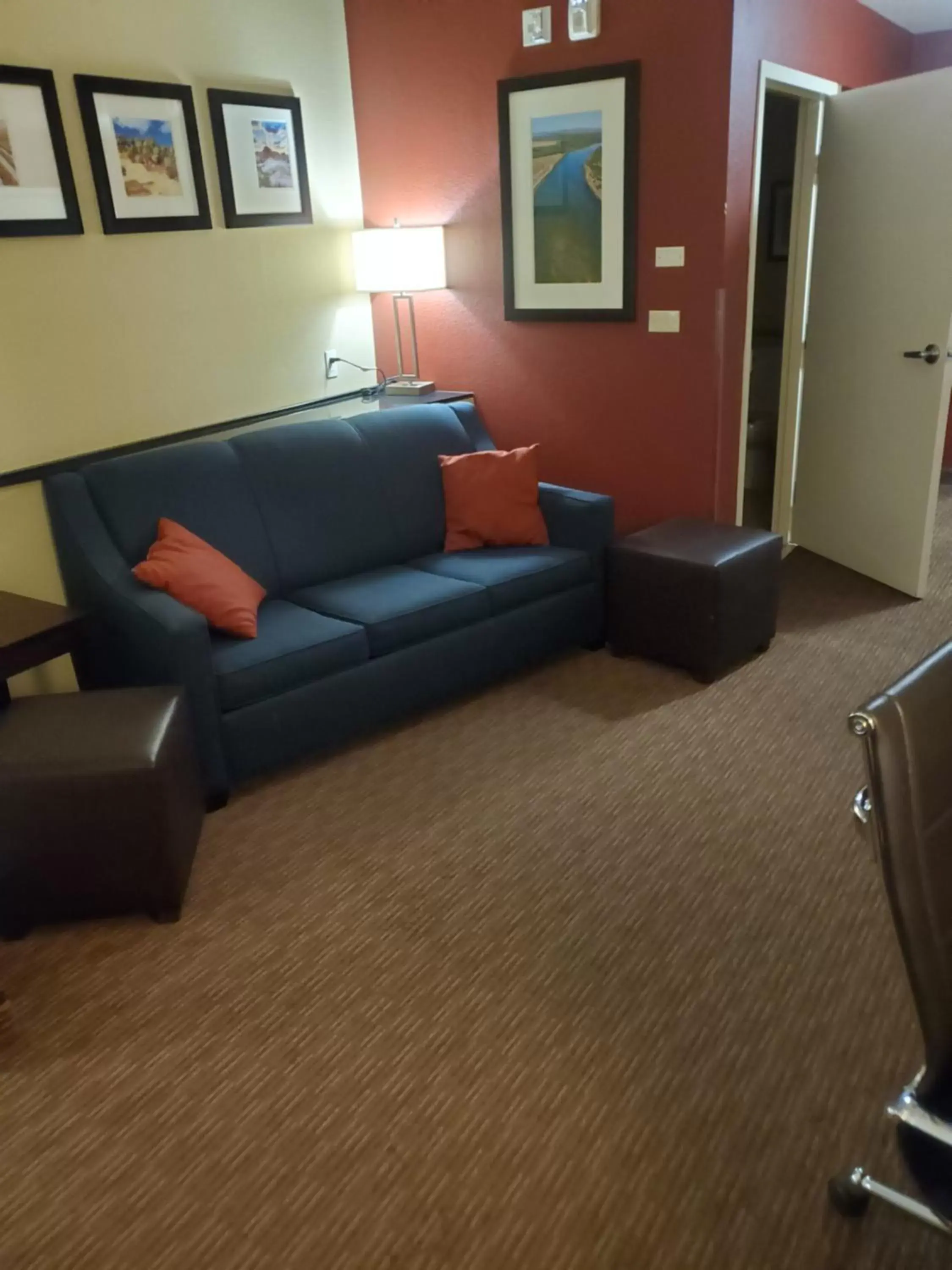 Seating Area in Comfort Suites Blythe