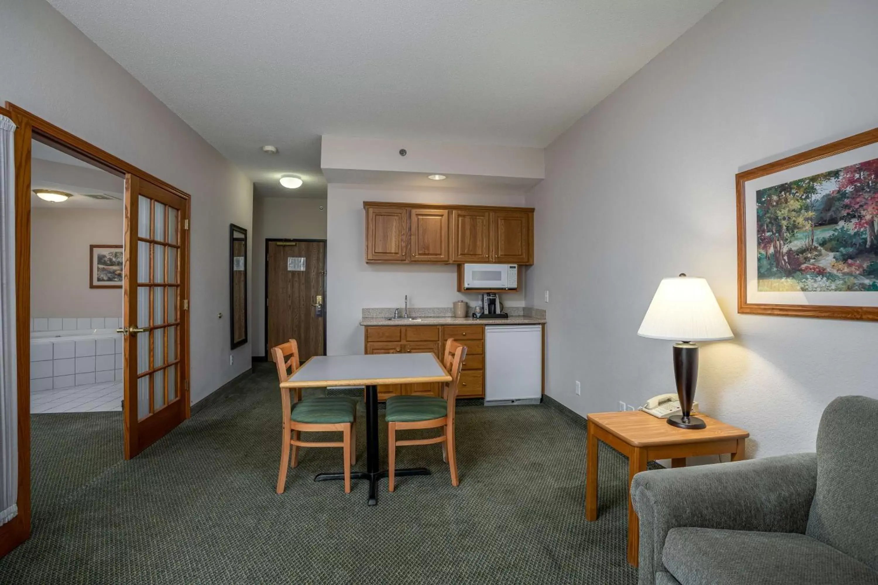 Kitchen or kitchenette, Seating Area in GrandStay Hotel & Suites Pella