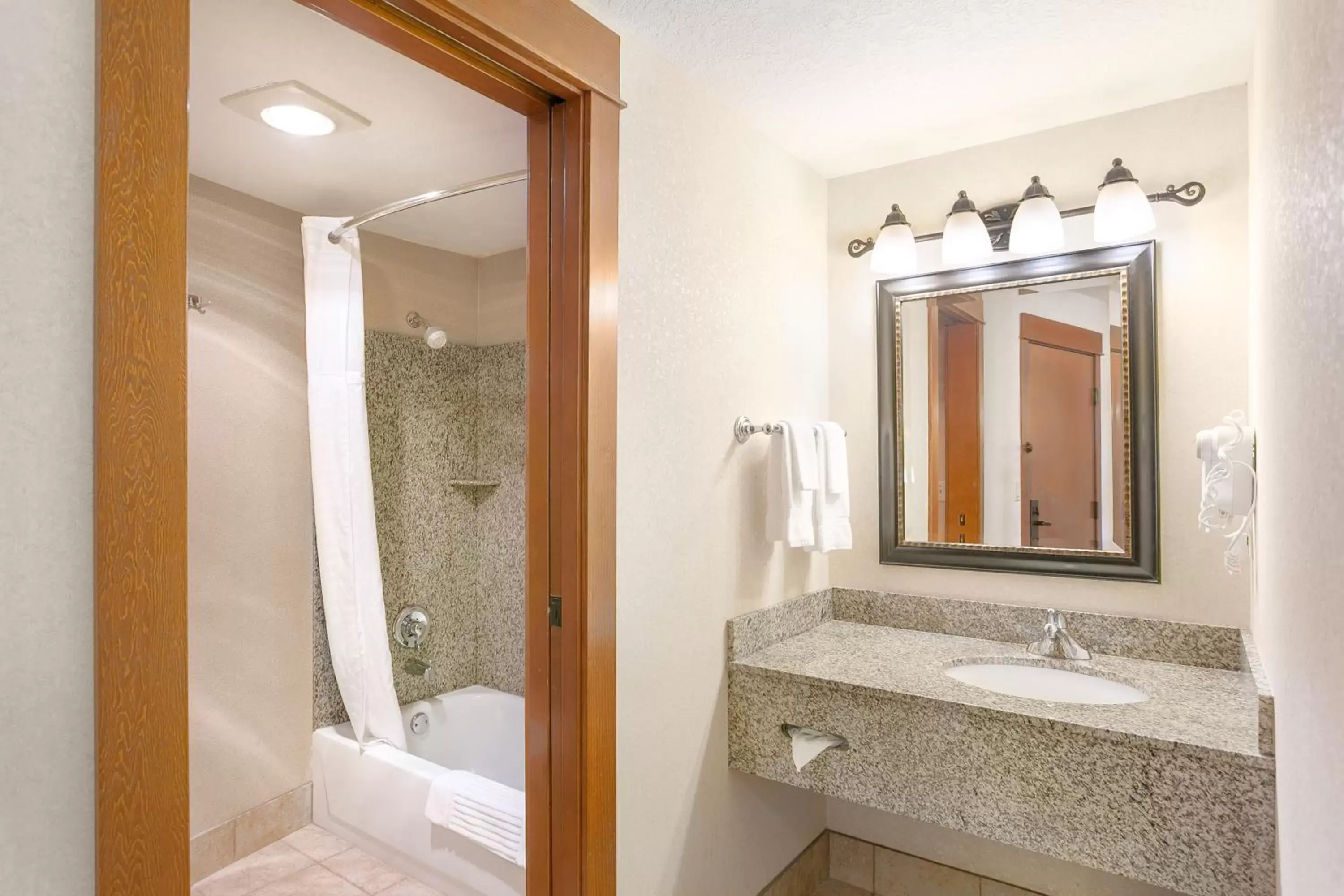 Queen Room - Mobility Accessible w/ Tub - Non Smoking in Kathryn Riverfront Inn, Ascend Hotel Collection