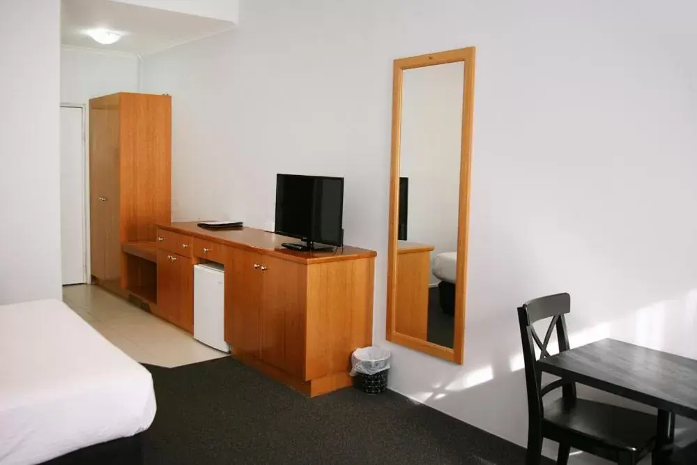 Bedroom, TV/Entertainment Center in Footscray Motor Inn and Serviced Apartments