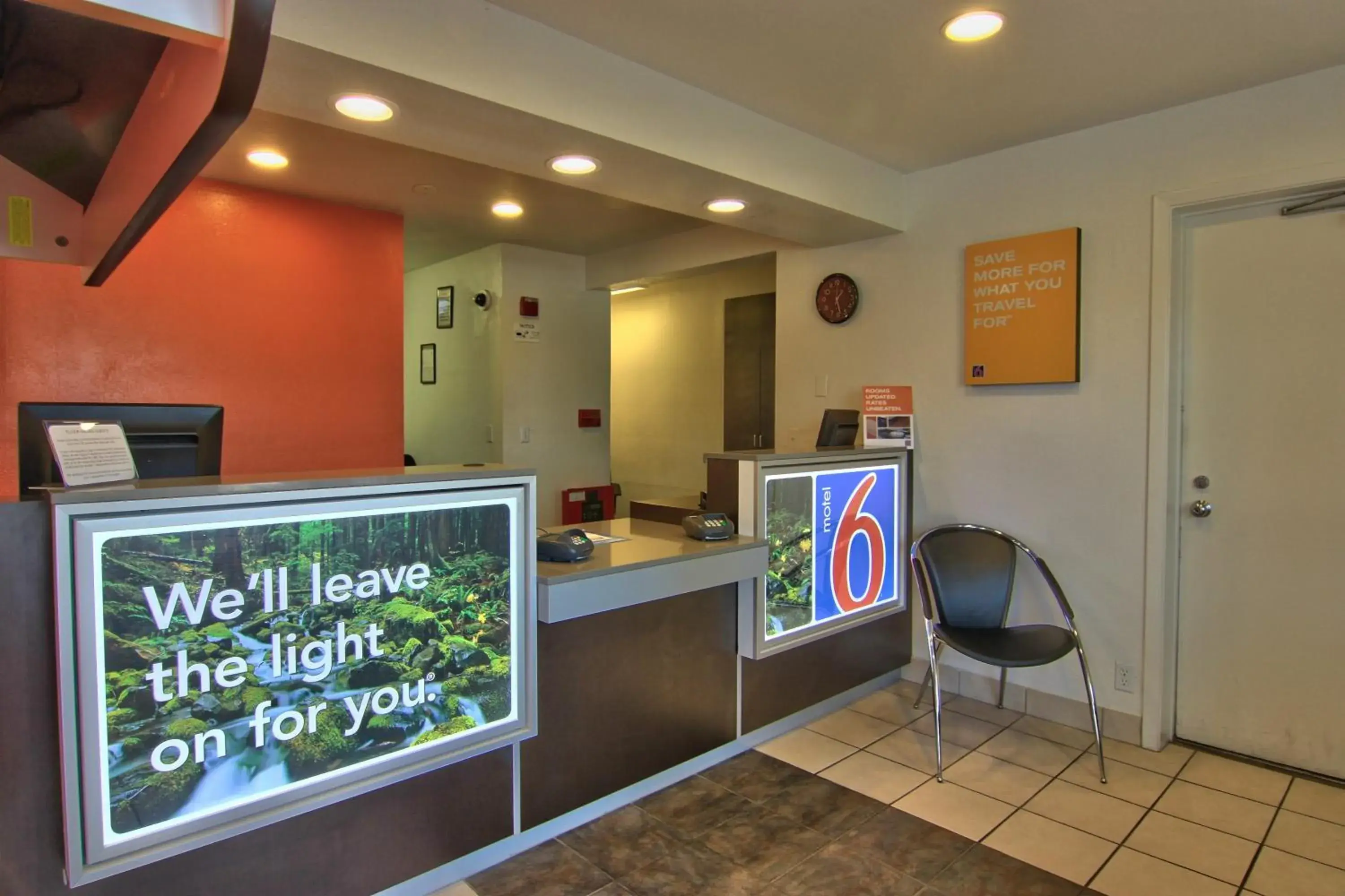 Lobby or reception in Motel 6-Woodland, CA Sacramento Airport