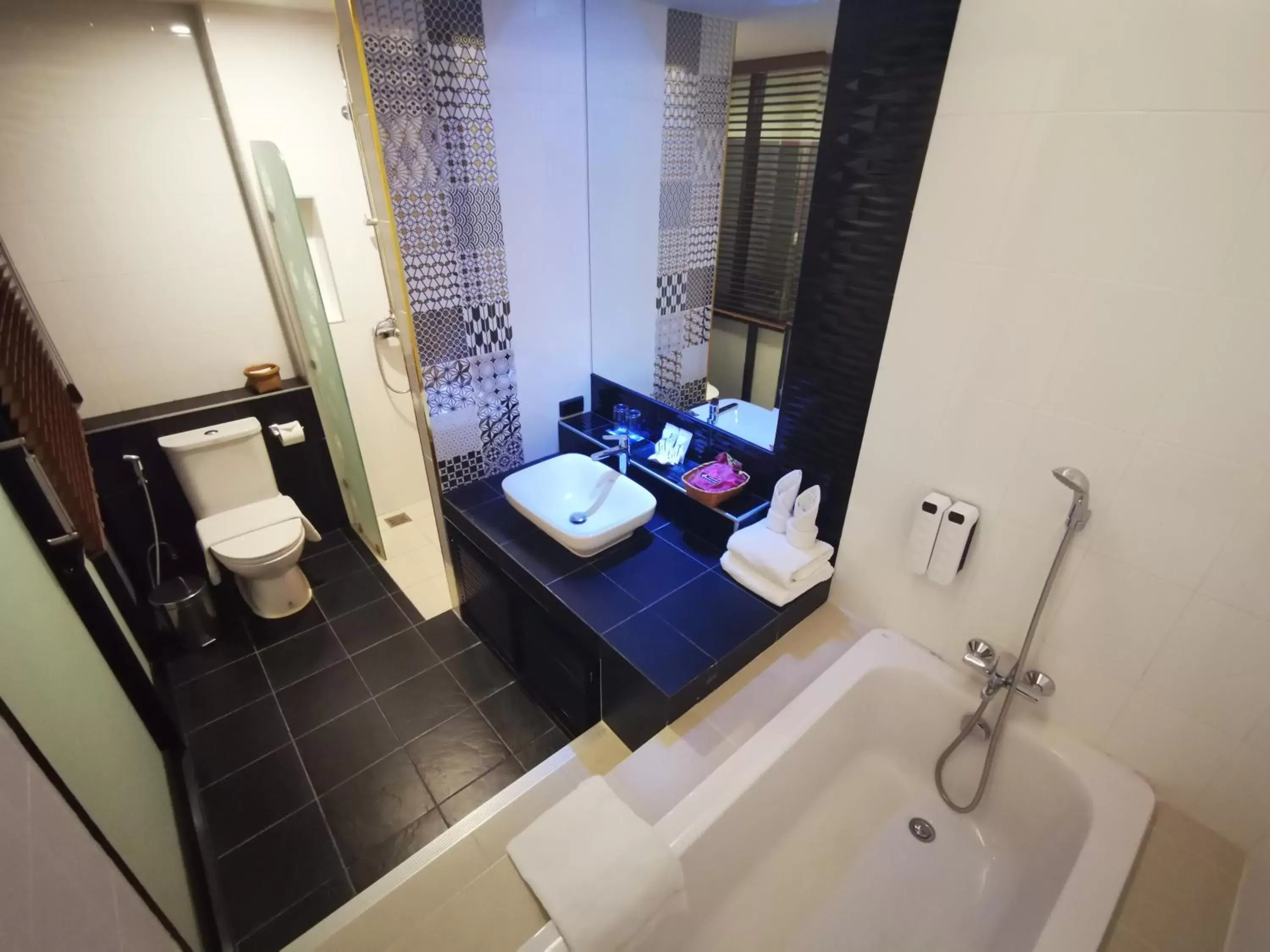 Communal lounge/ TV room, Bathroom in Mandy Nok Hotel