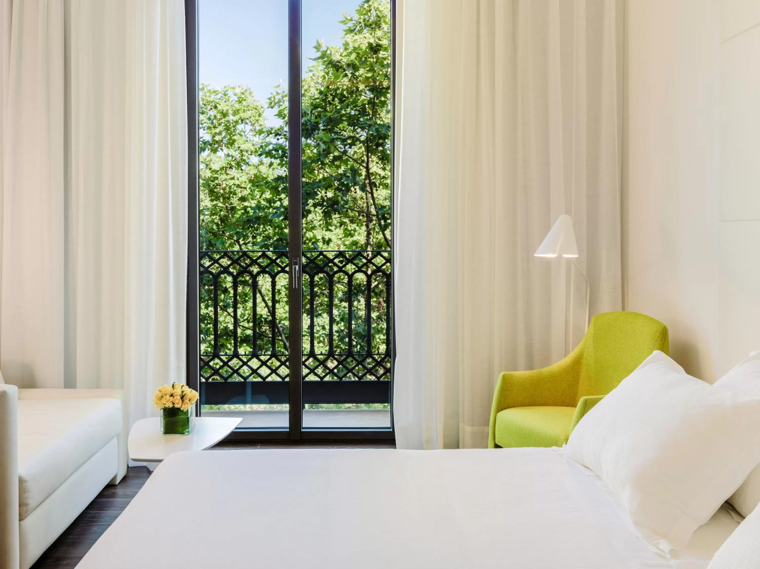 Photo of the whole room, Bed in H10 Urquinaona Plaza