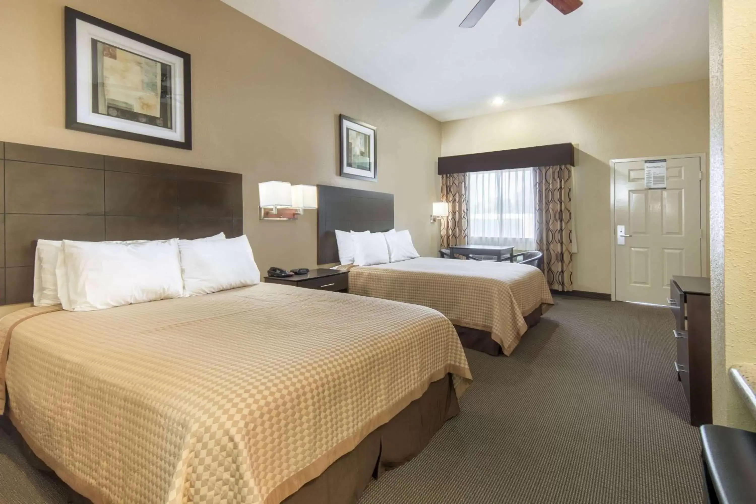 Photo of the whole room, Bed in Days Inn by Wyndham Baytown East