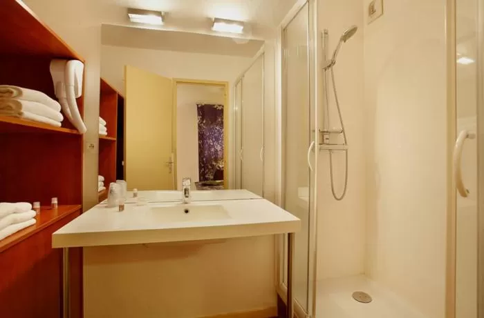 Bathroom in Hôtel Novalis Quimperlé
