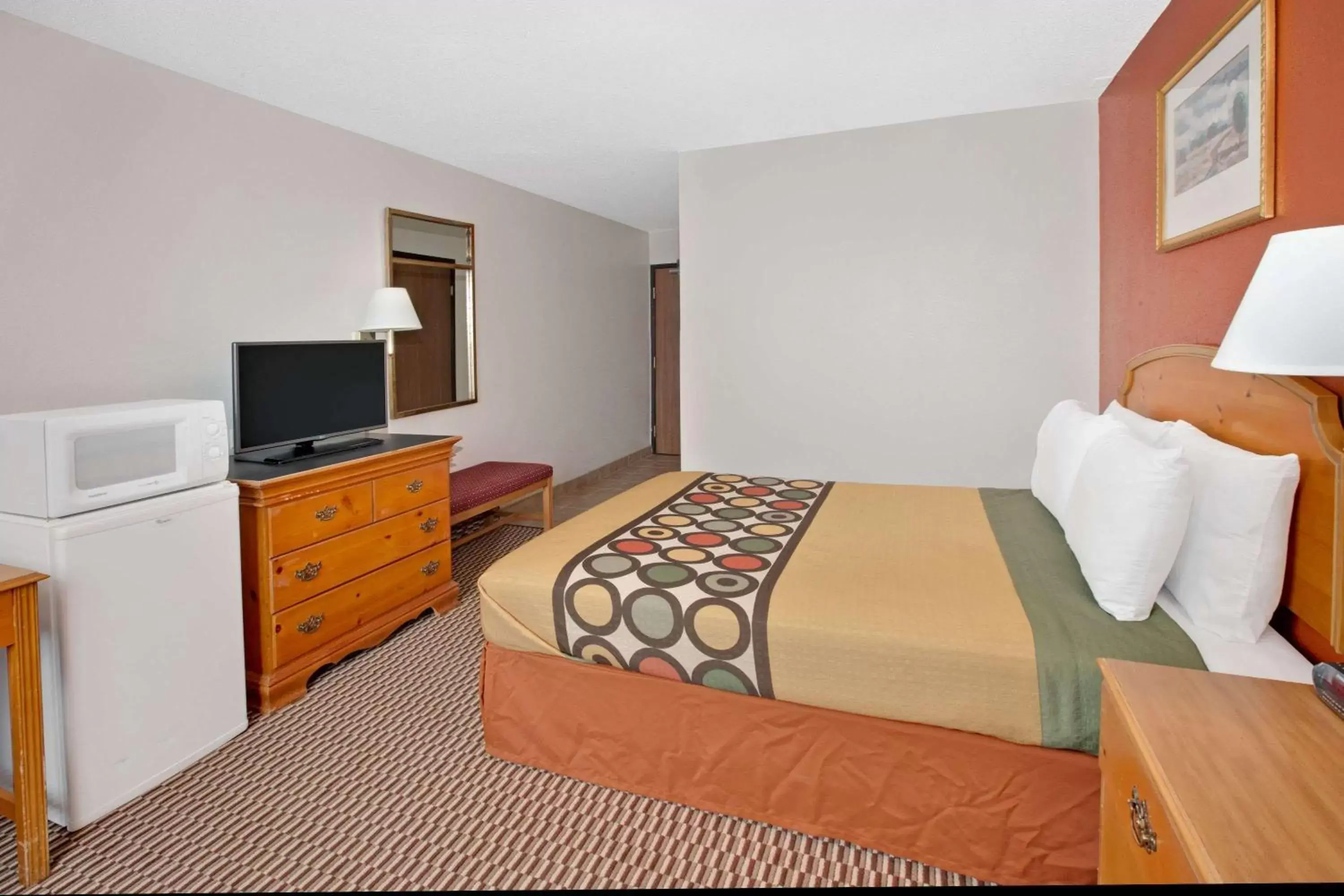 Photo of the whole room, Bed in Super 8 by Wyndham Crystal Lake