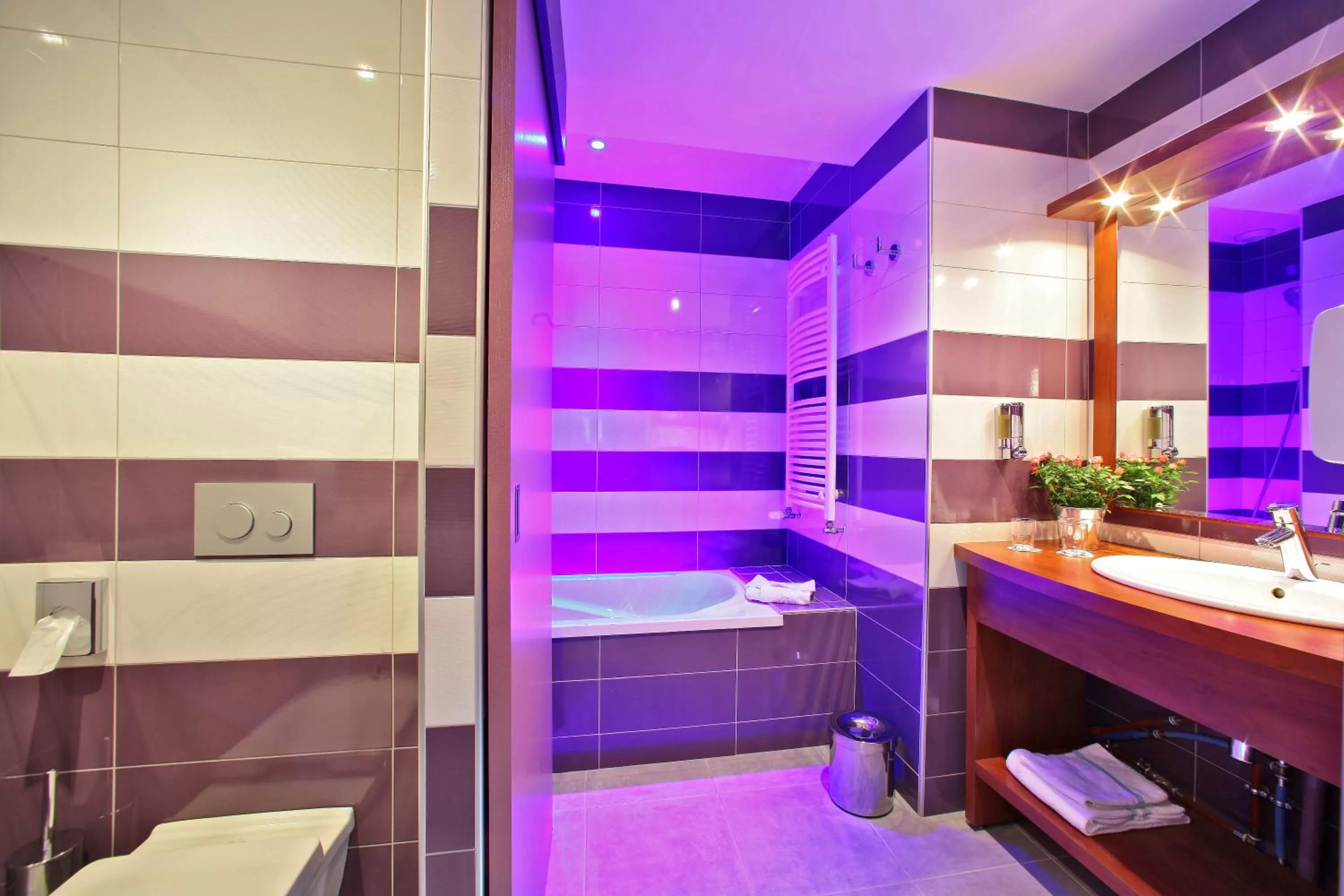 Bathroom in The Originals City - Hôtel Saint-Martial, Limoges Centre