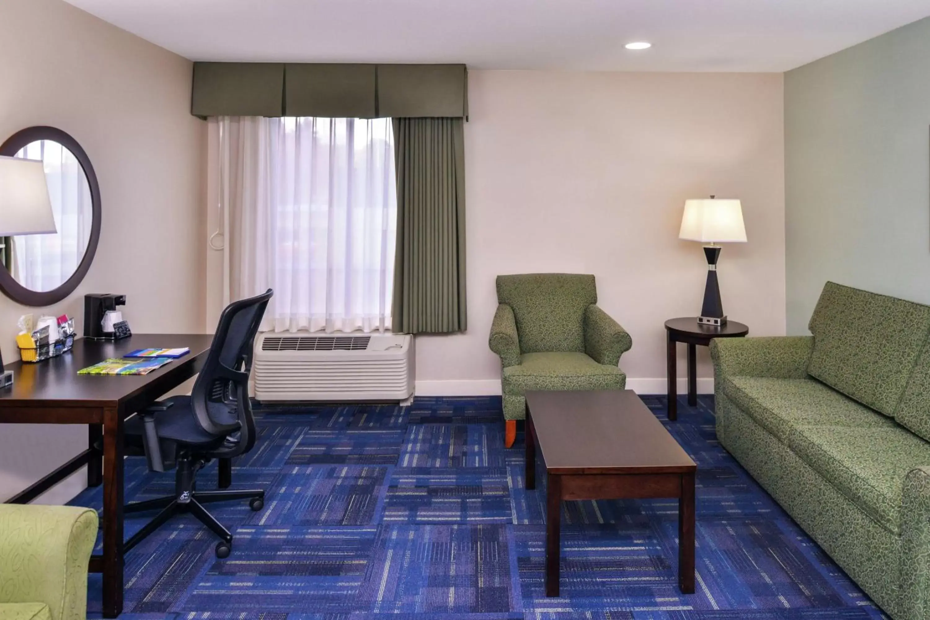 Living room, Seating Area in Hampton Inn Eugene