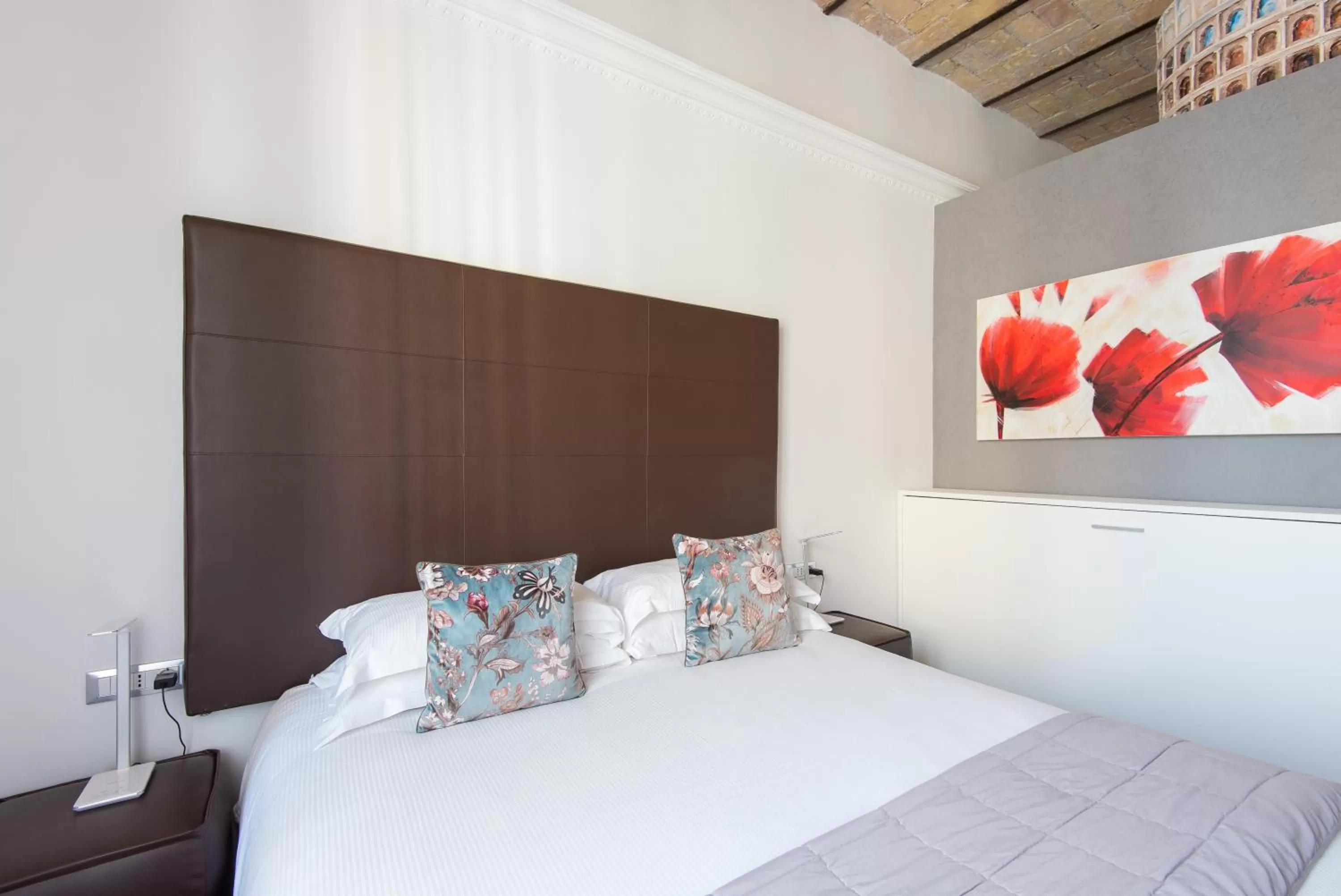 Photo of the whole room, Bed in New Design St.Peter