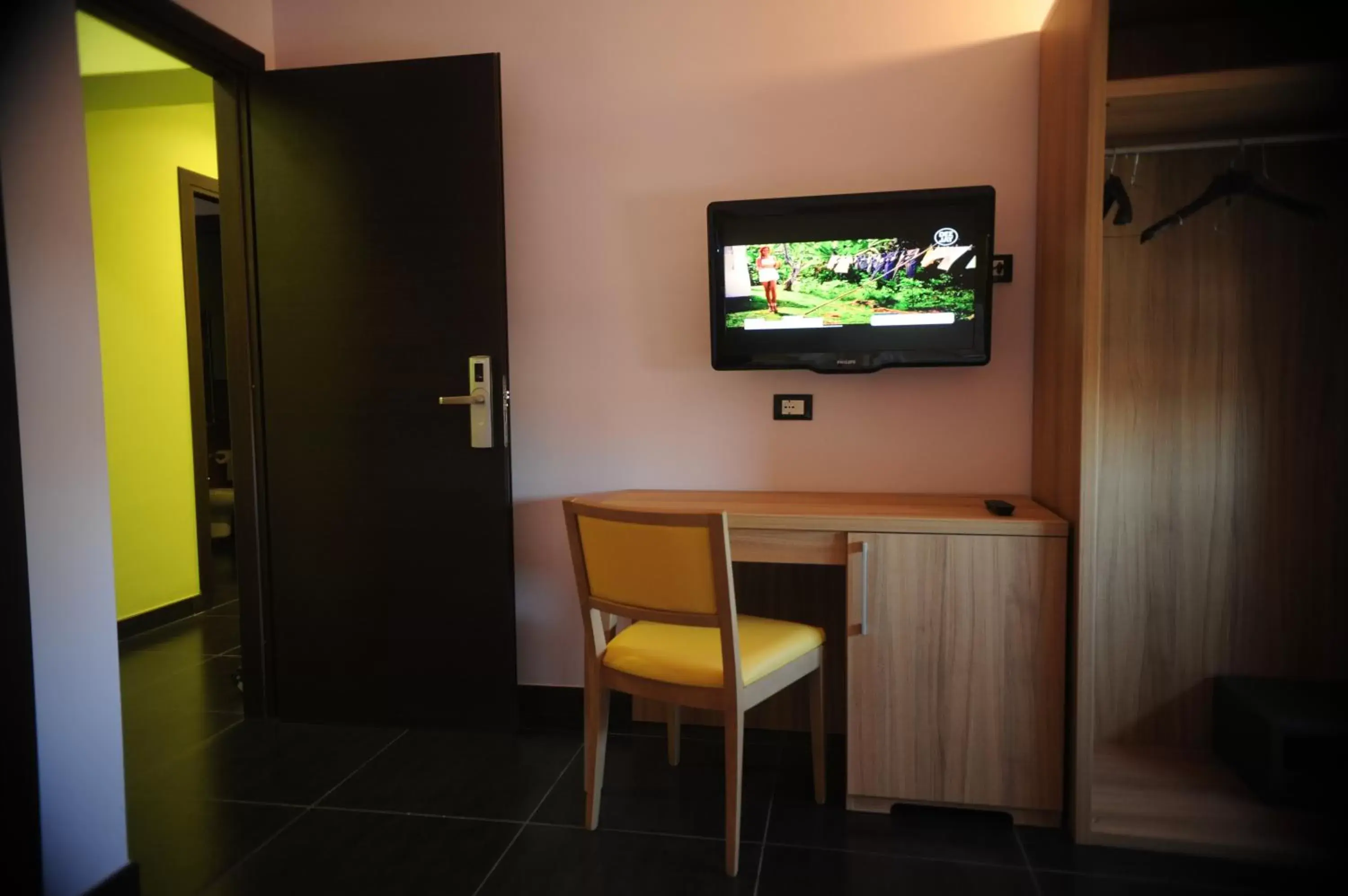 Bedroom, TV/Entertainment Center in Ostia Antica Suite B&B