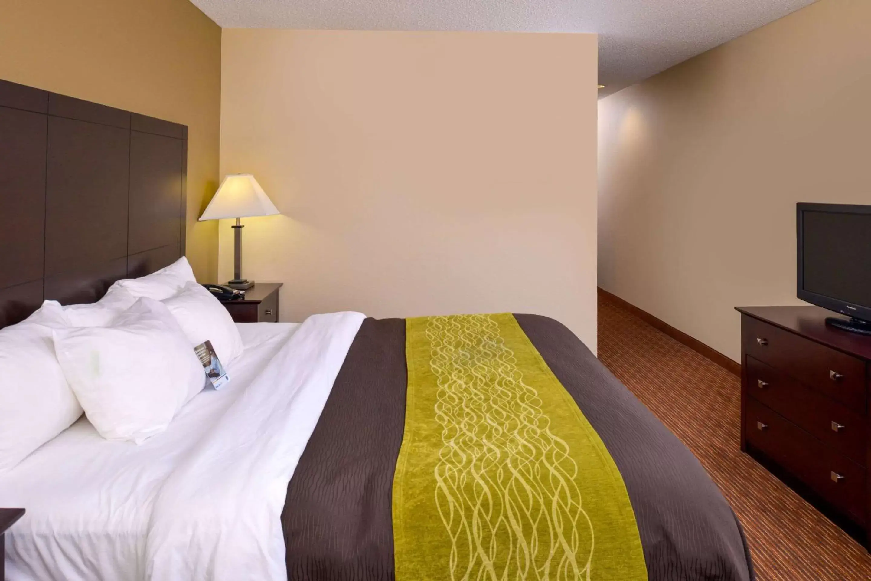 Photo of the whole room, Bed in Comfort Inn and Suites Joplin